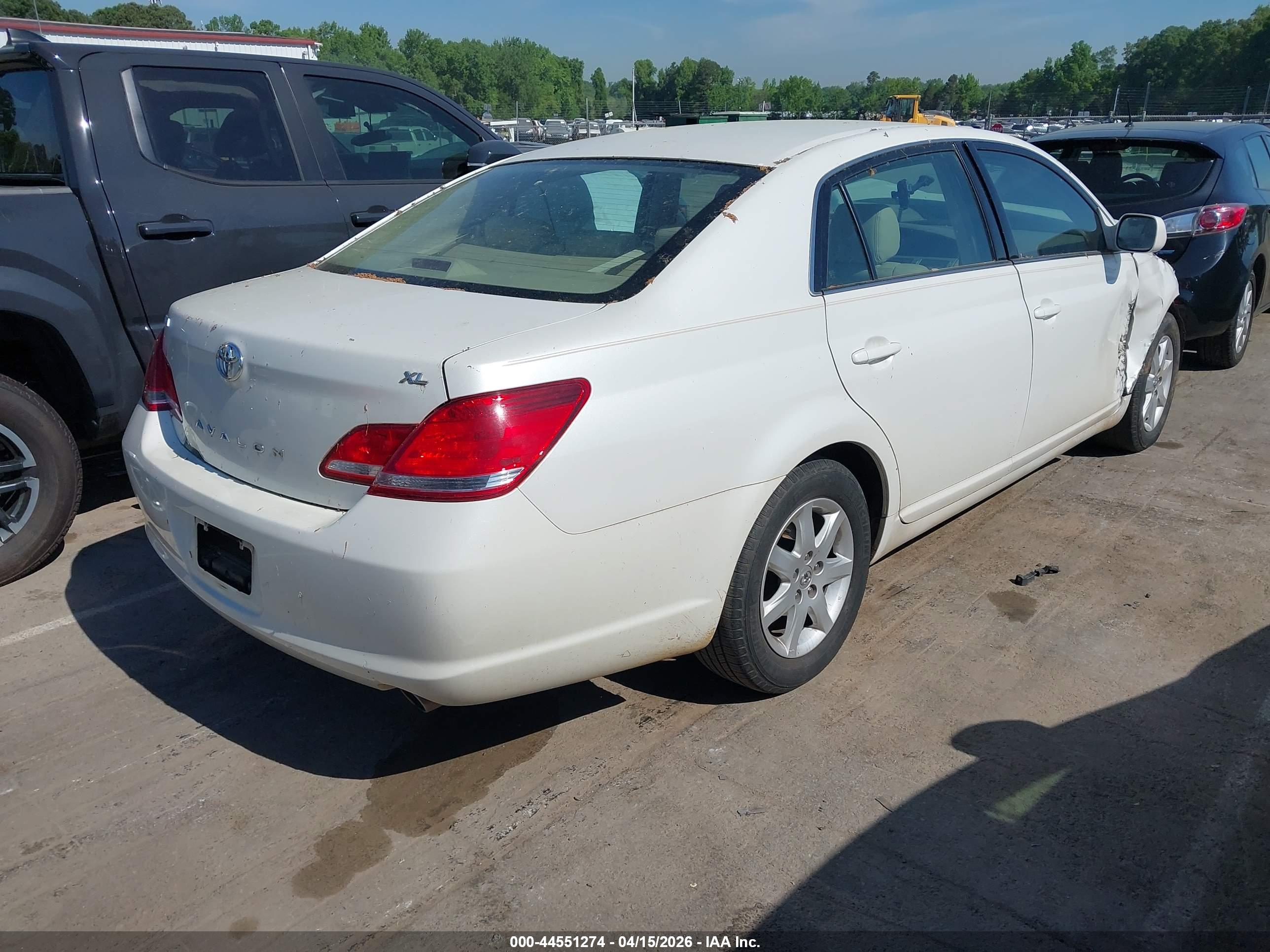 TOYOTA AVALON image 4