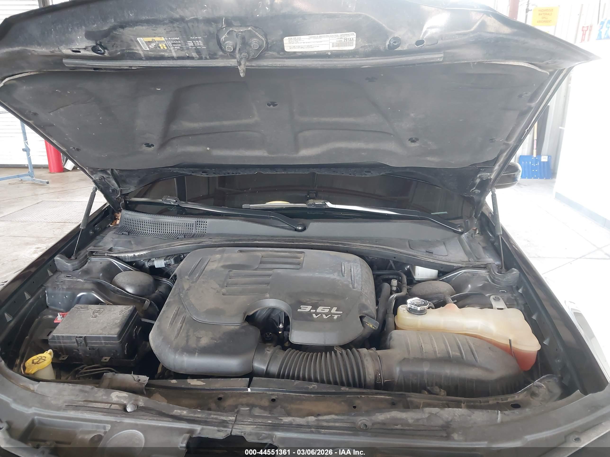 CHRYSLER 300 image 10