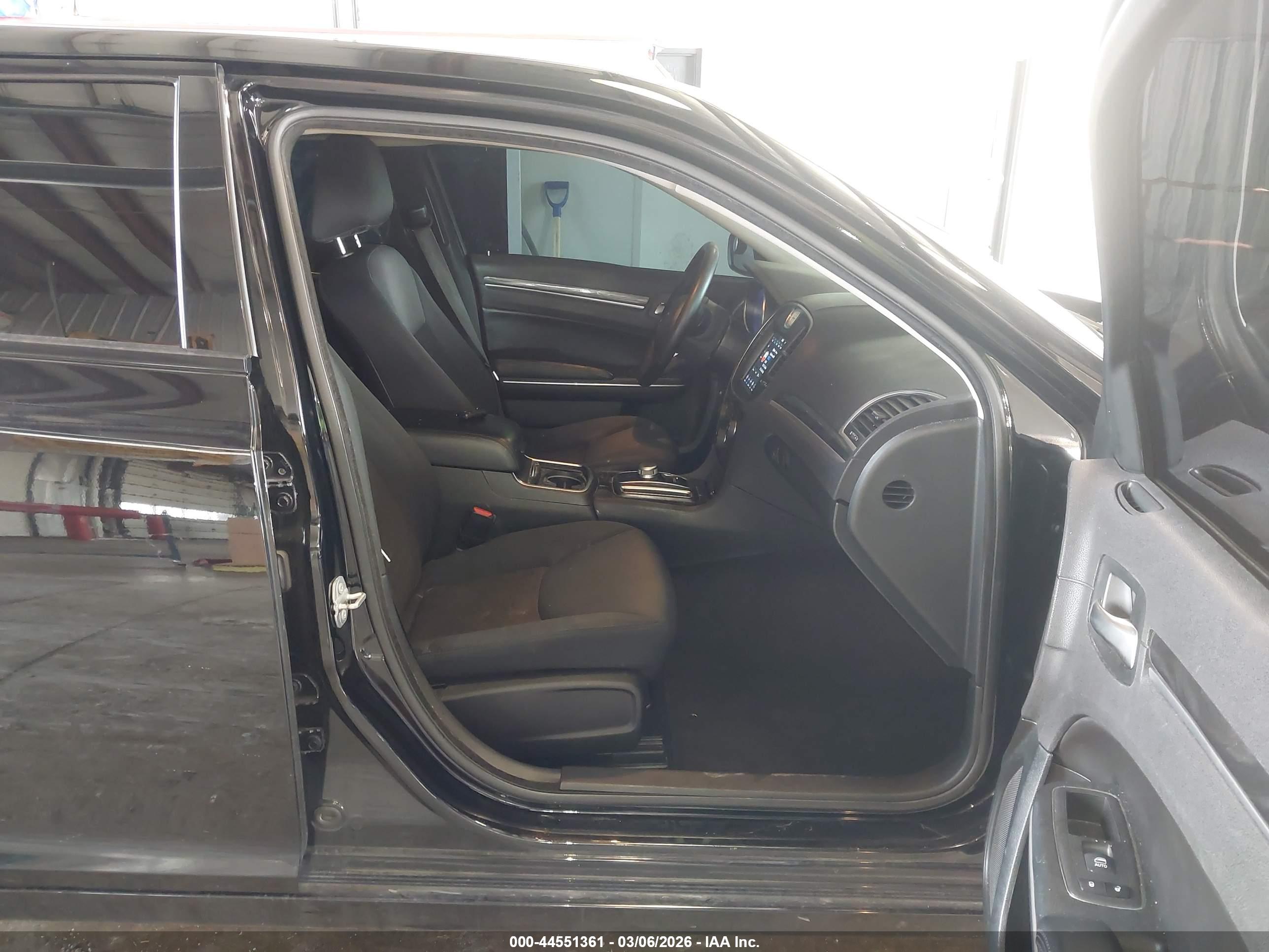 CHRYSLER 300 image 5