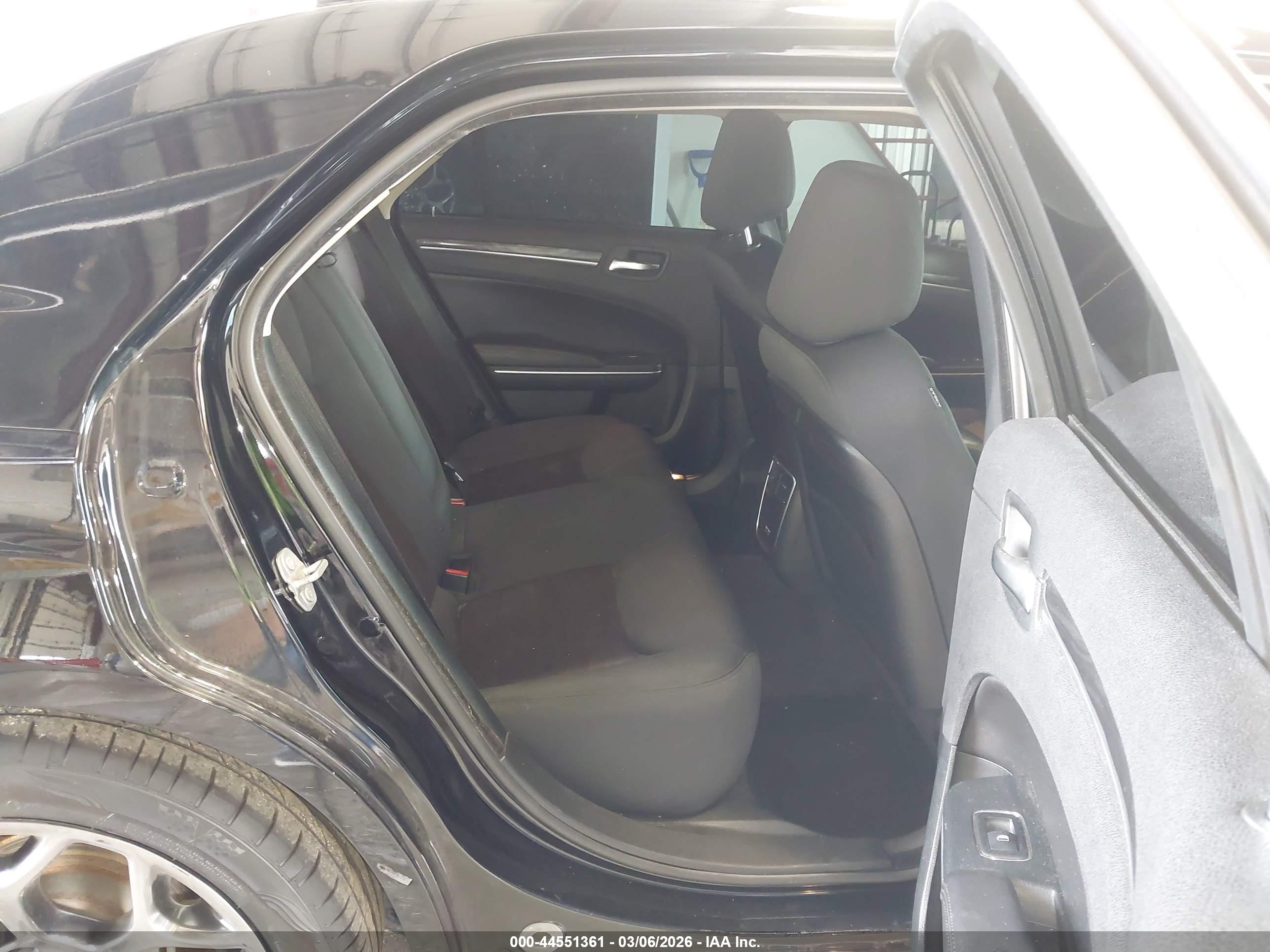 CHRYSLER 300 image 8