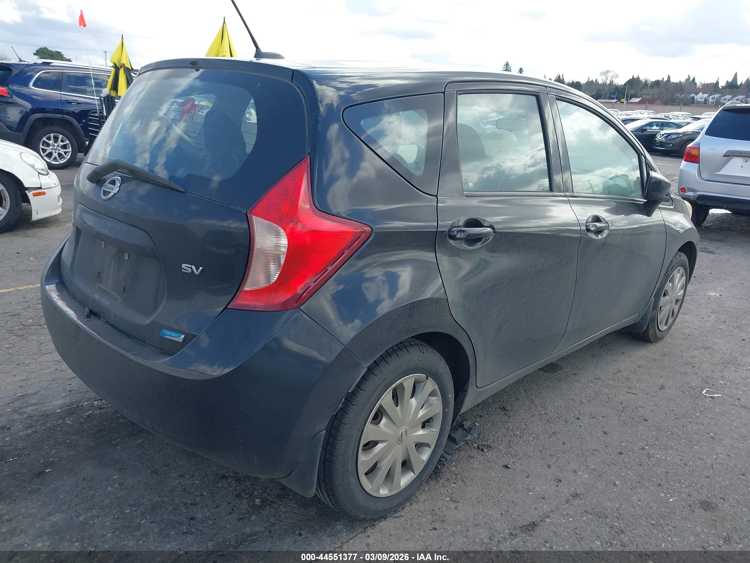NISSAN VERSA image 4