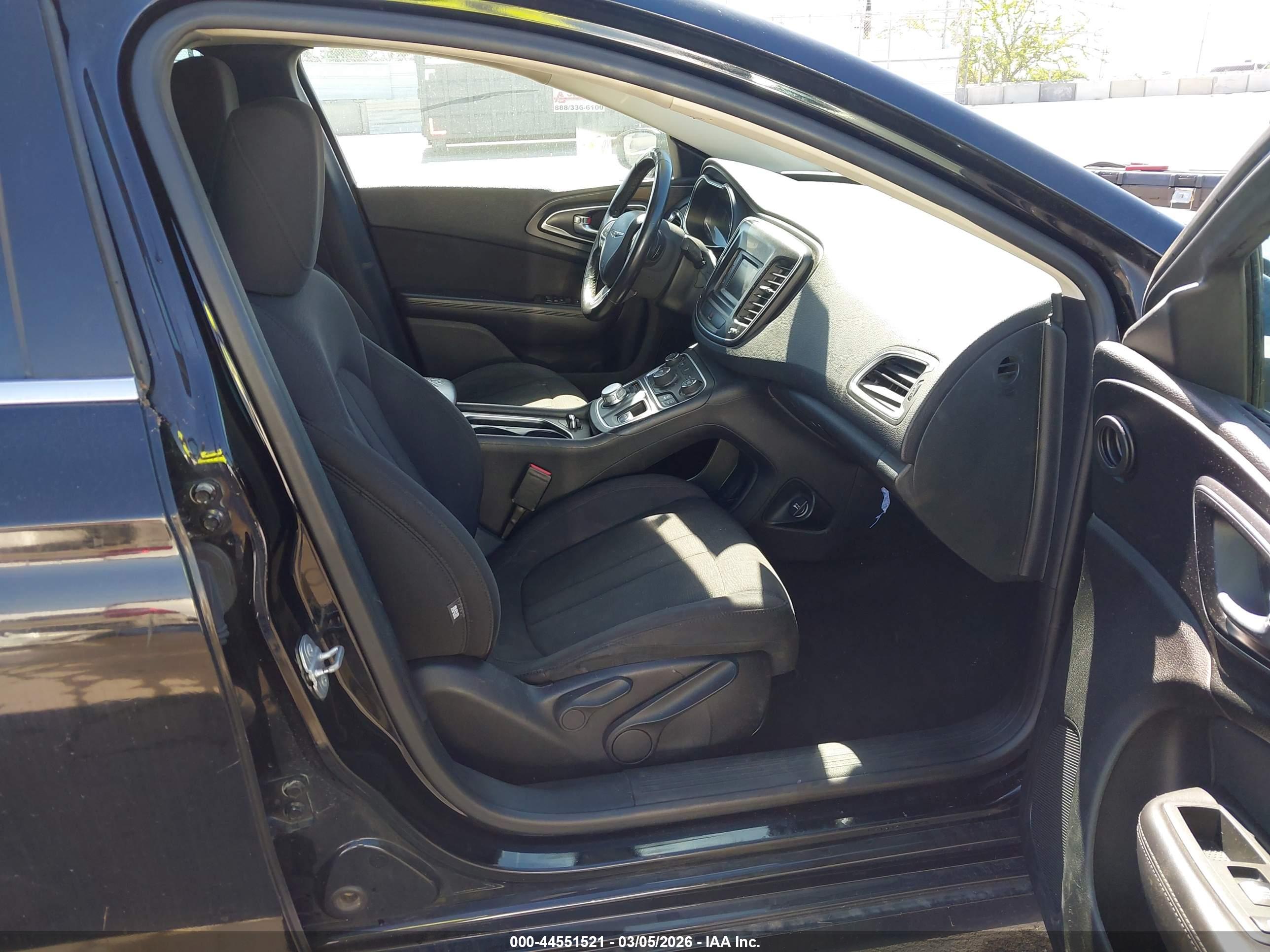 CHRYSLER 200 image 5