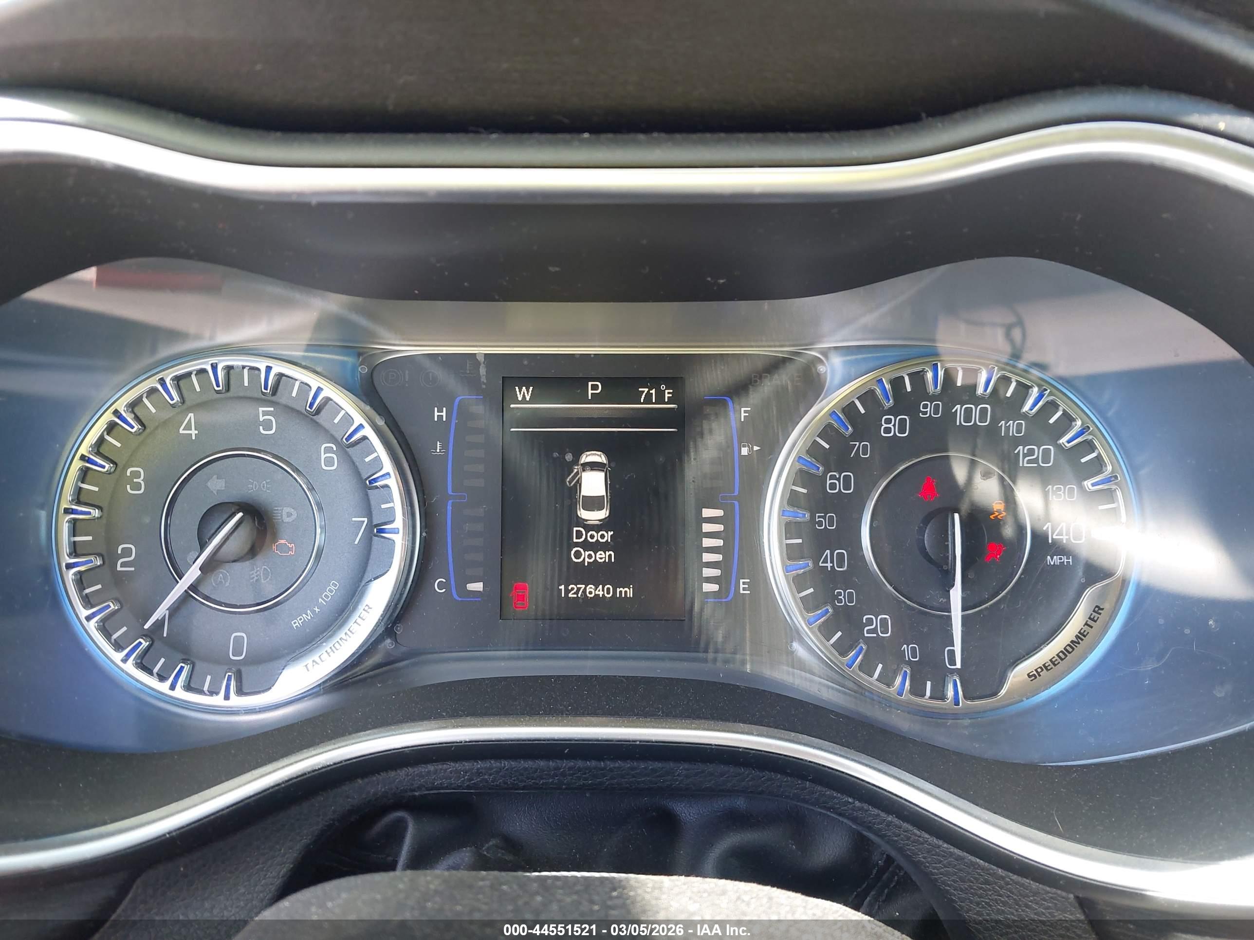 CHRYSLER 200 image 7
