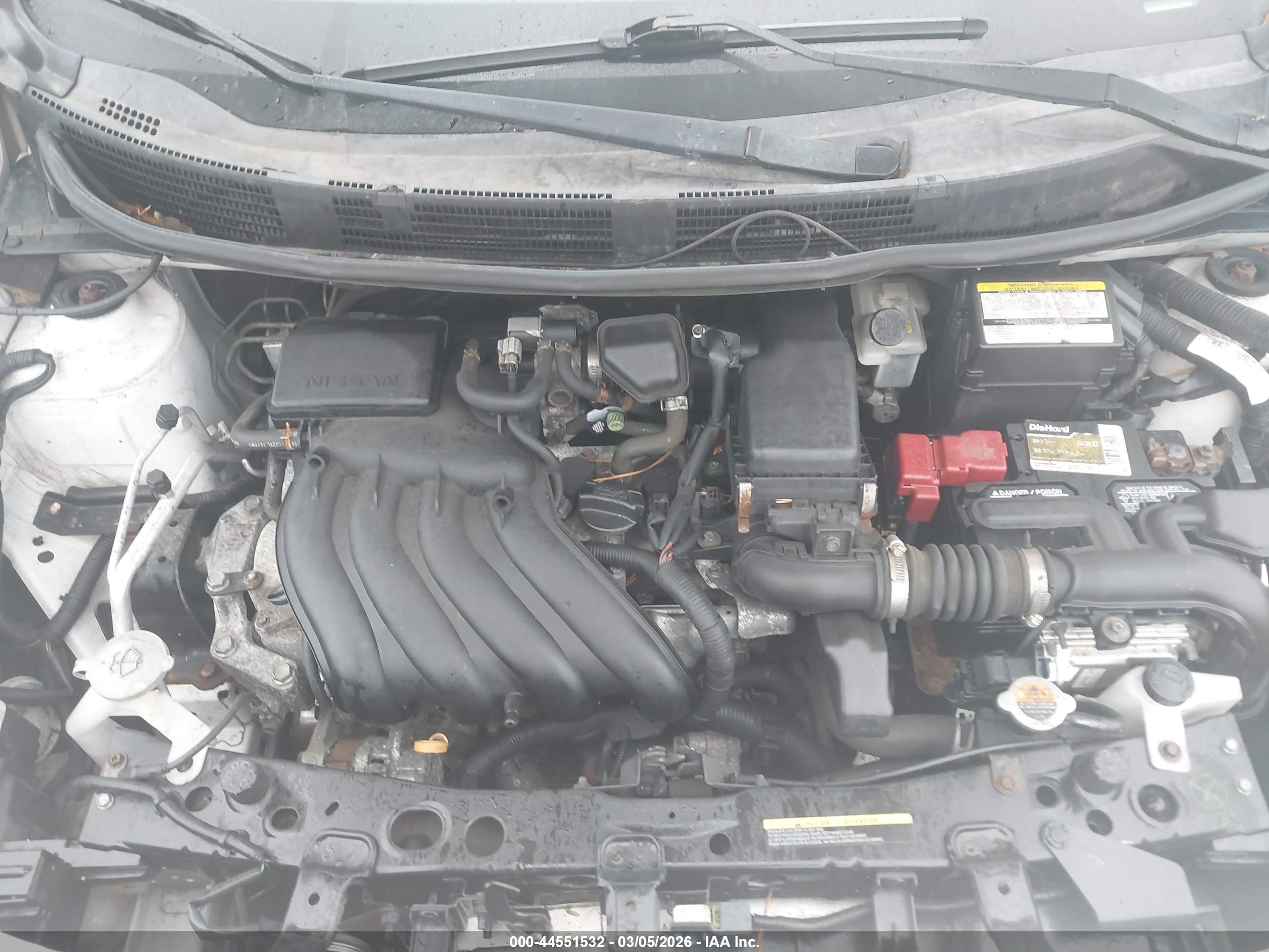 NISSAN VERSA image 10