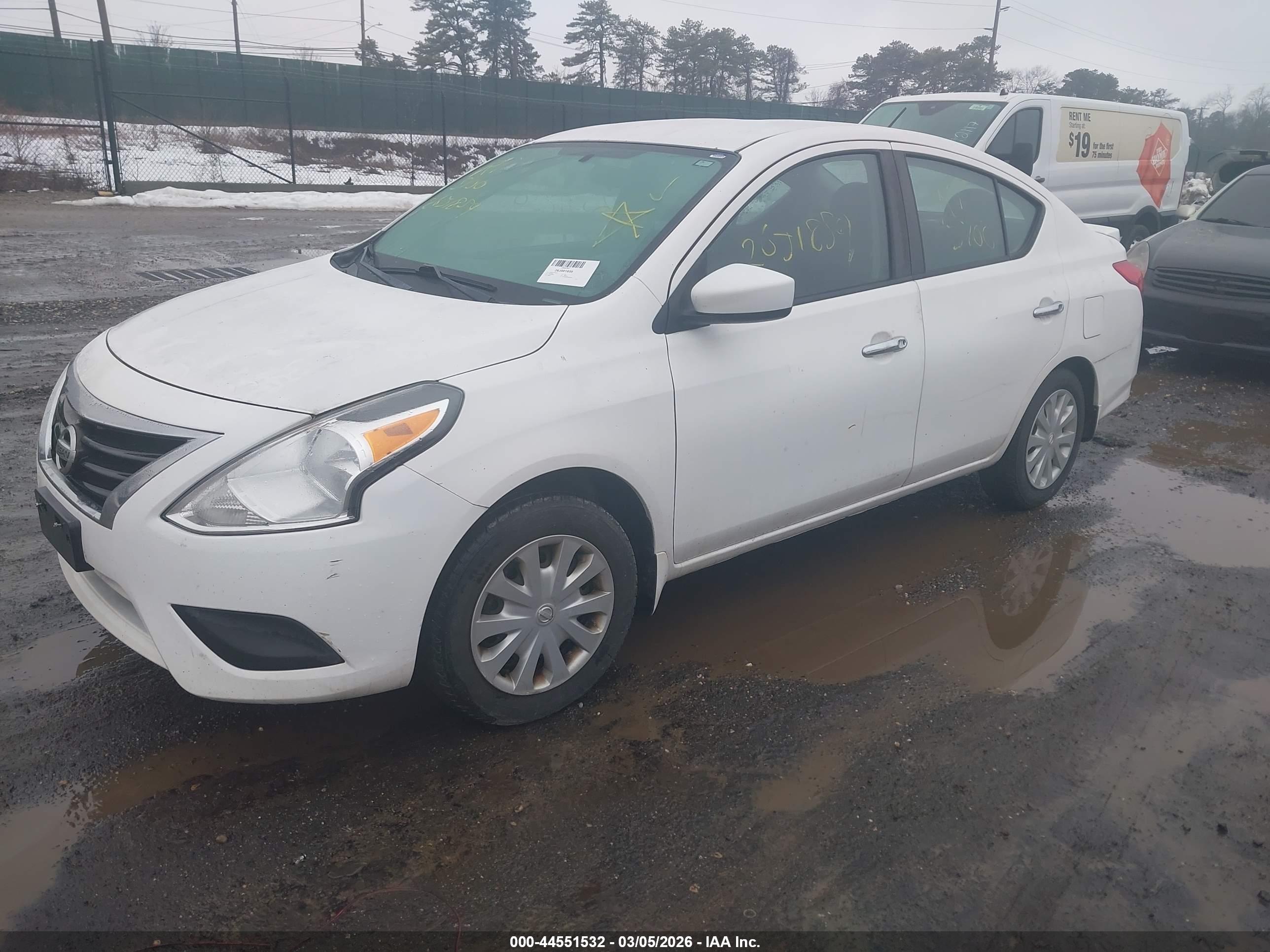 NISSAN VERSA image 2