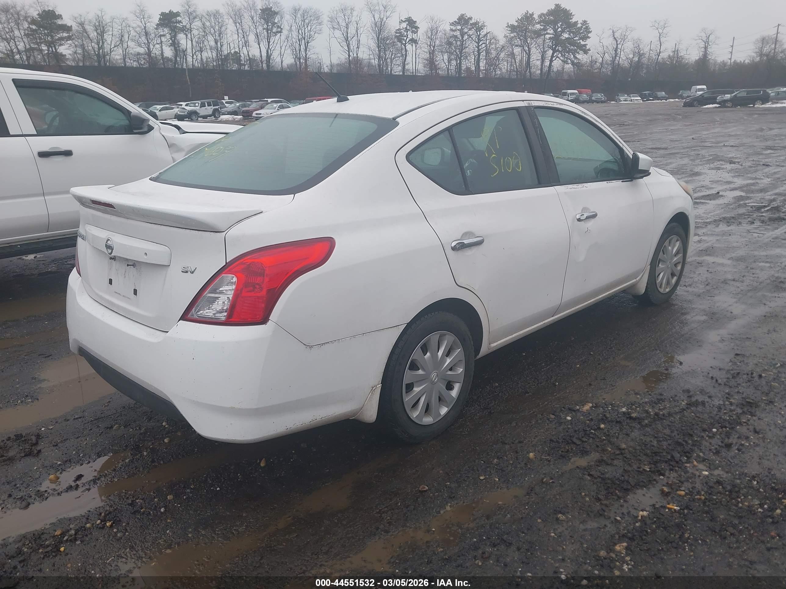 NISSAN VERSA image 4