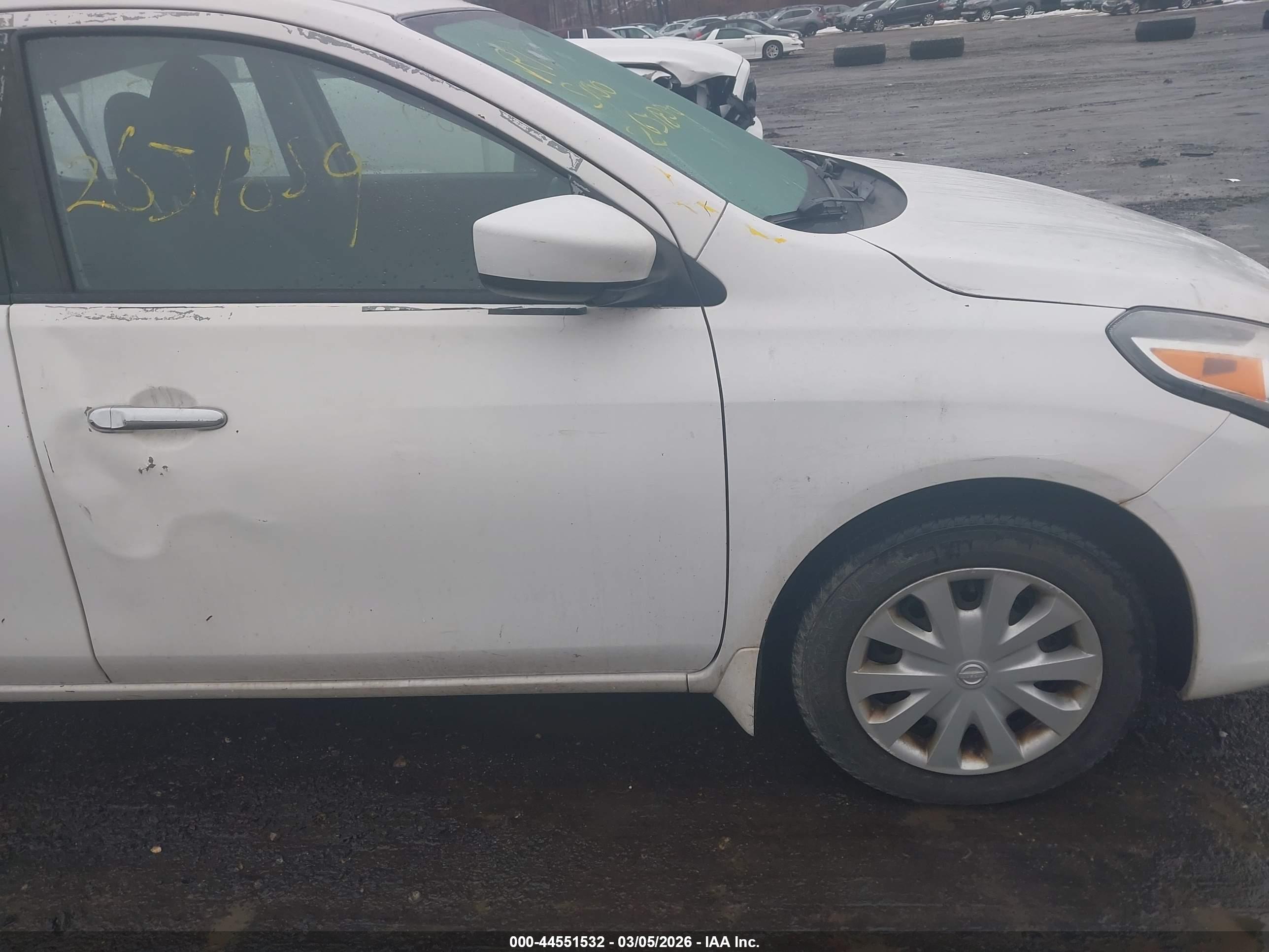 NISSAN VERSA image 6