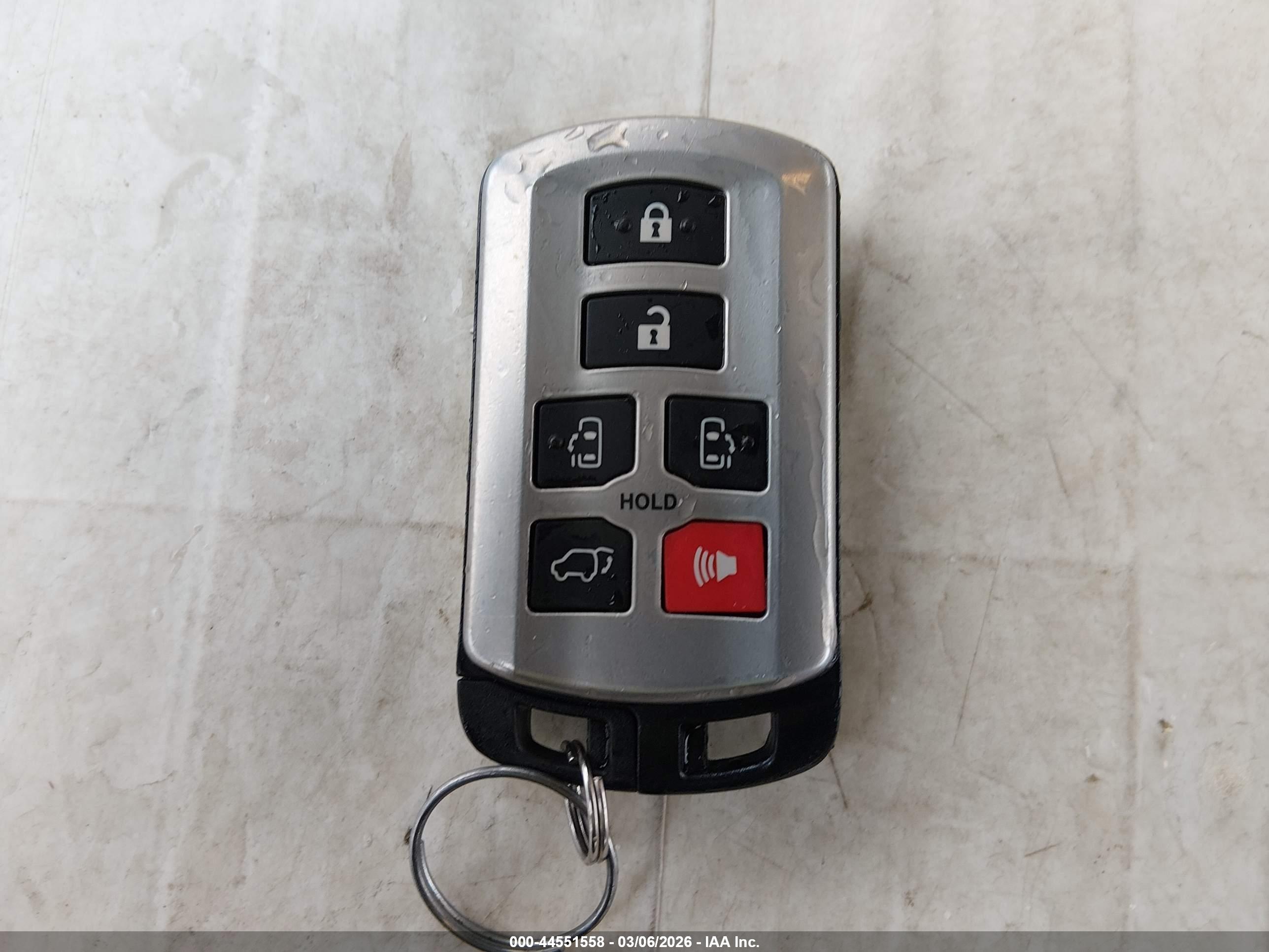 TOYOTA SIENNA image 11