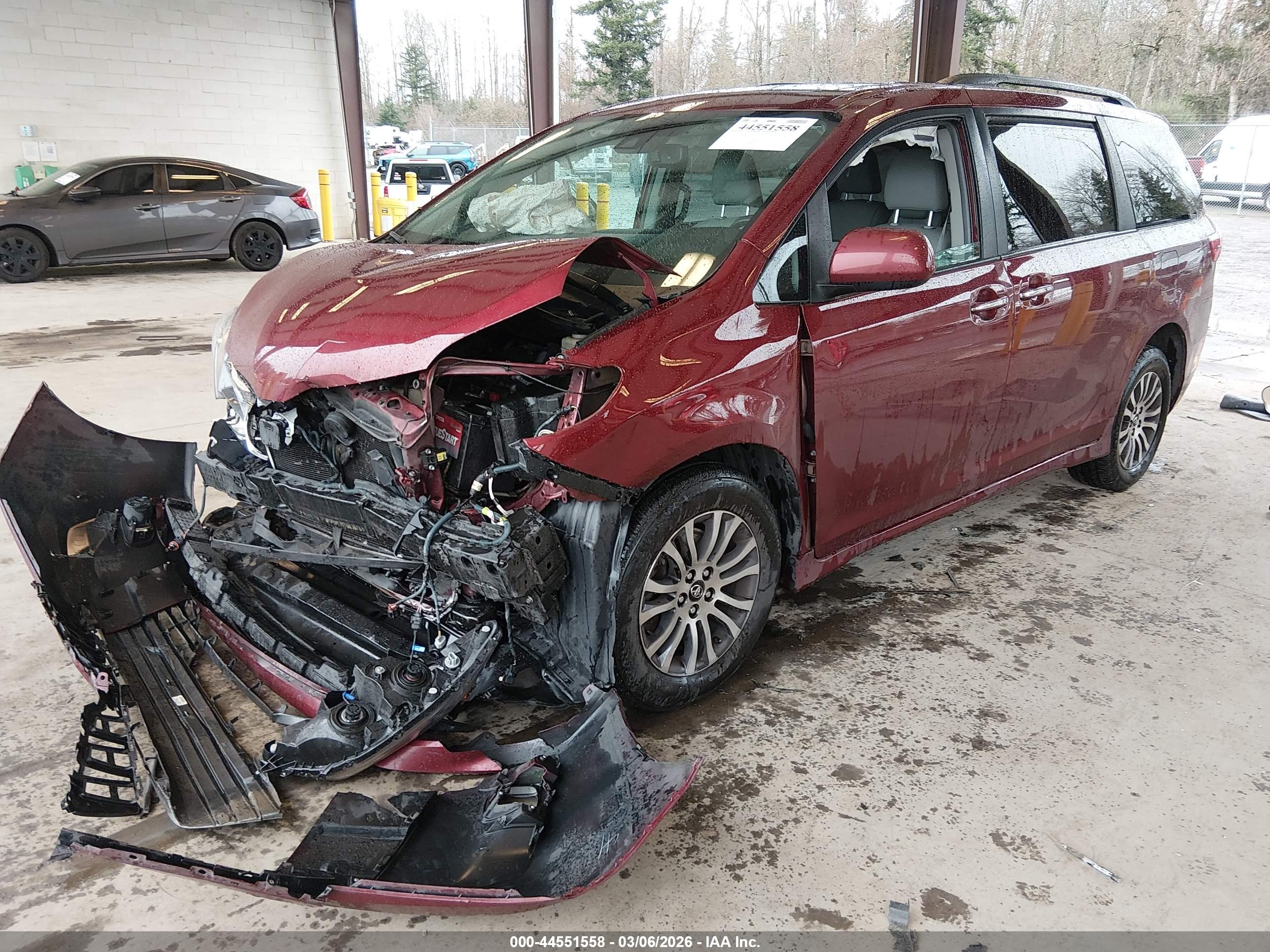 TOYOTA SIENNA image 2