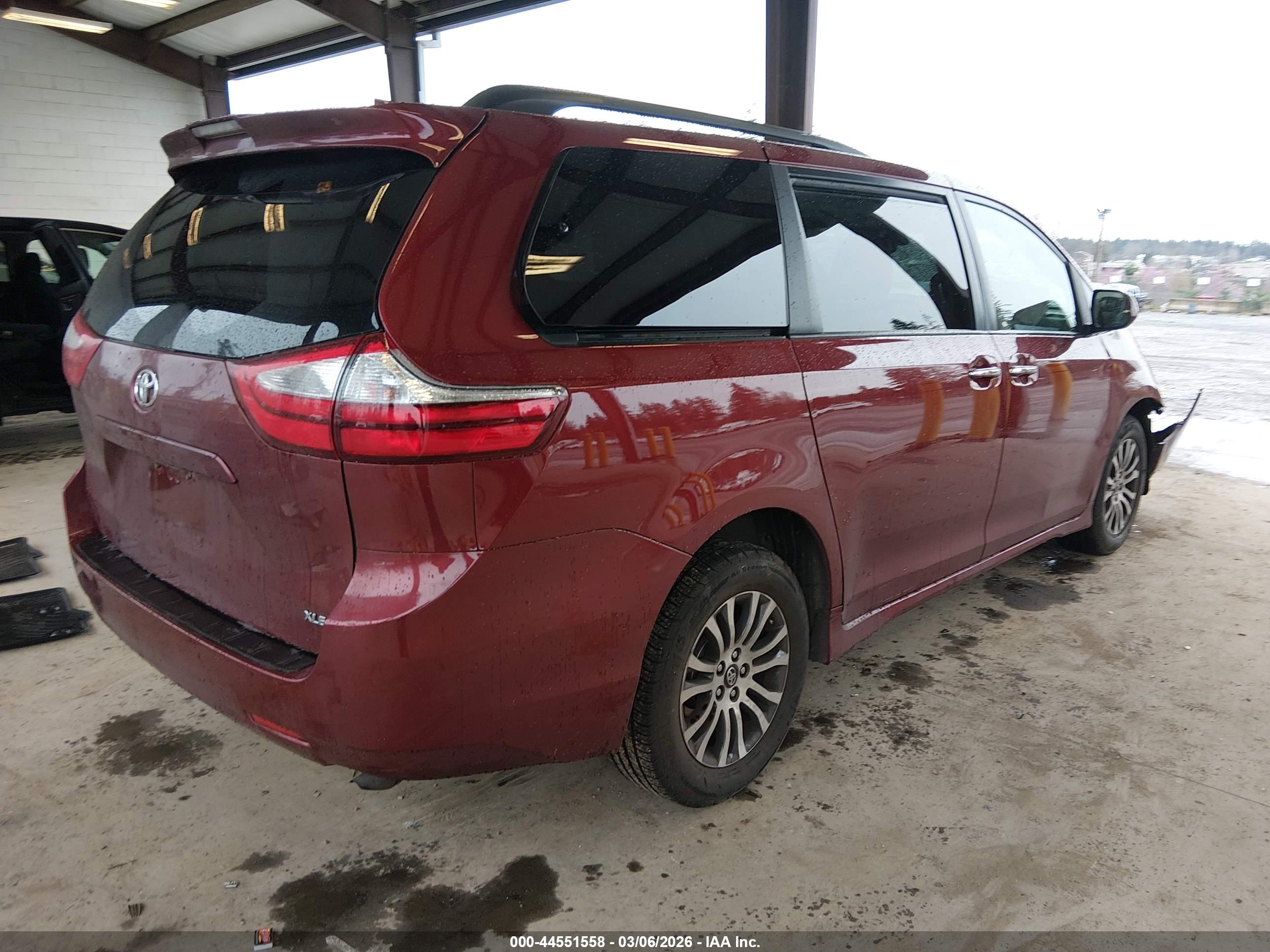 TOYOTA SIENNA image 4