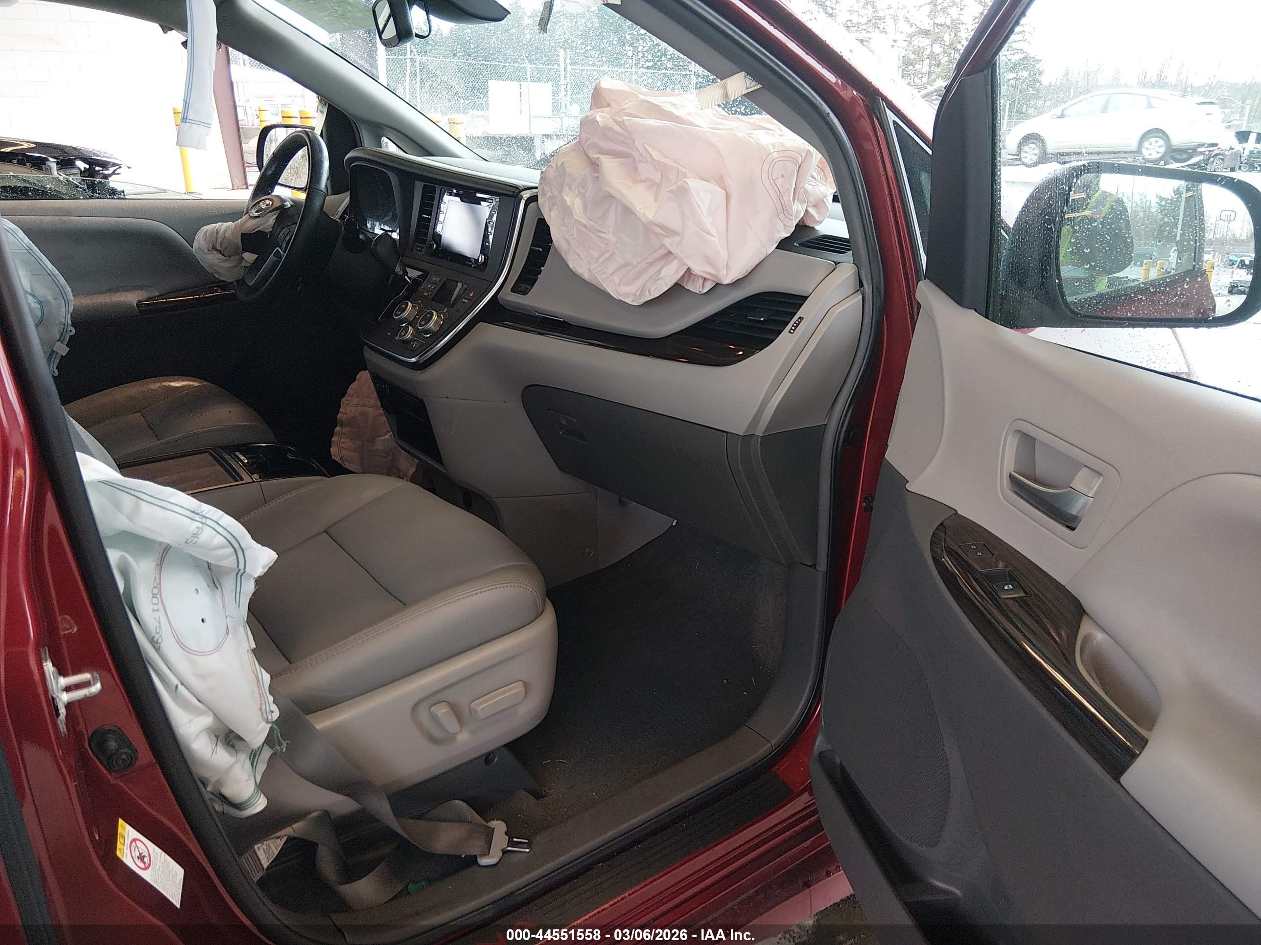 TOYOTA SIENNA image 5