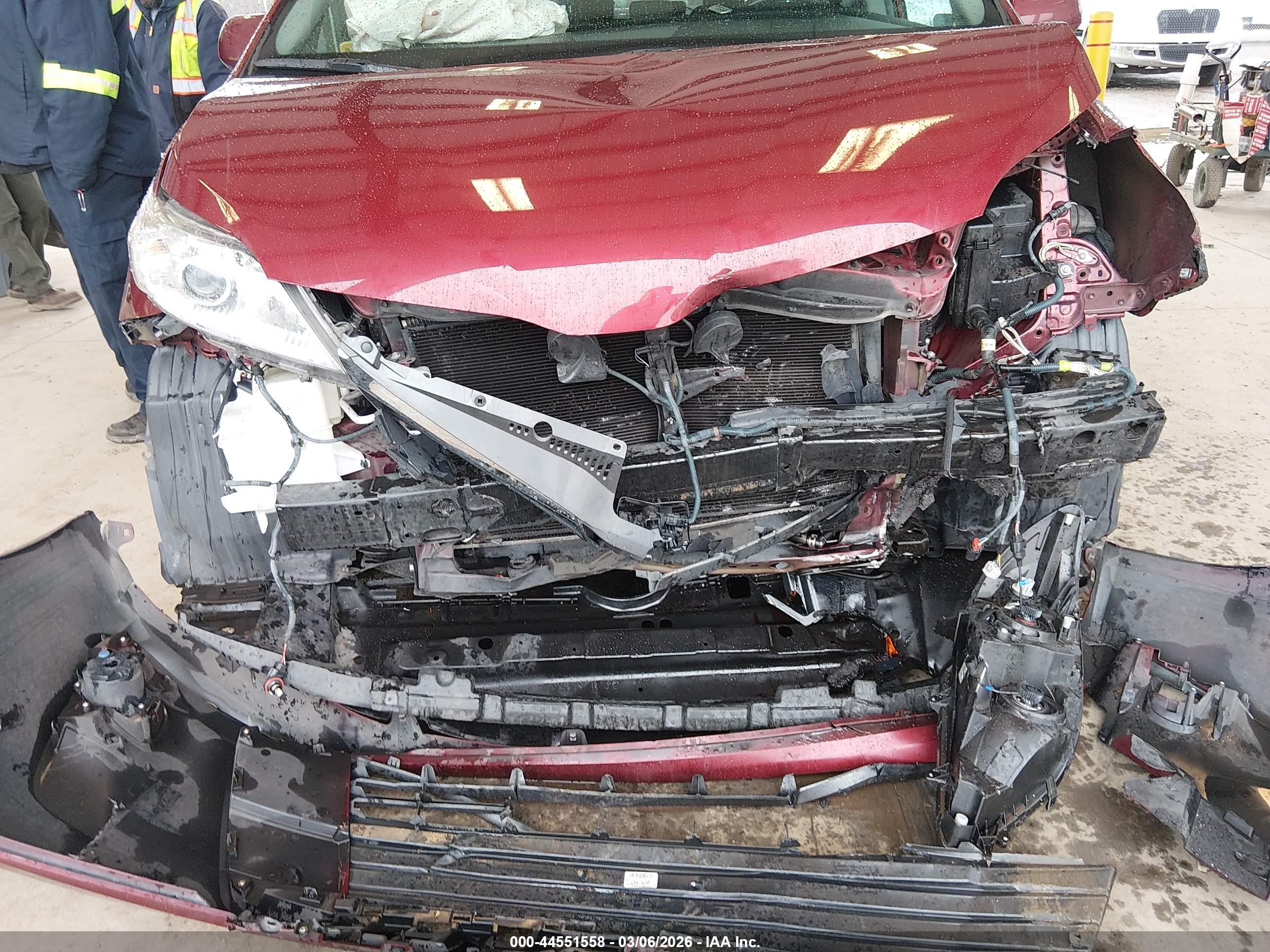 TOYOTA SIENNA image 6