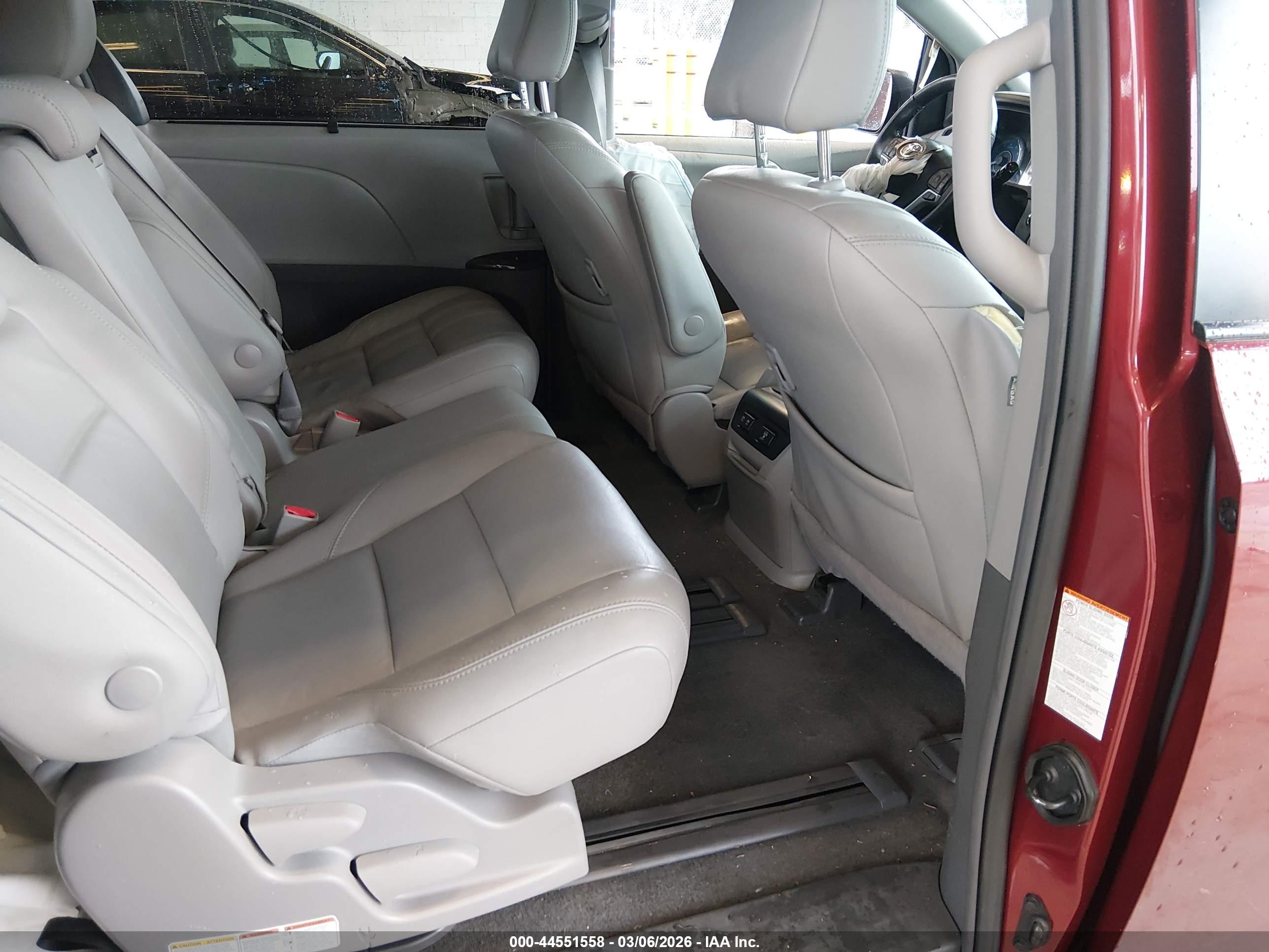 TOYOTA SIENNA image 8