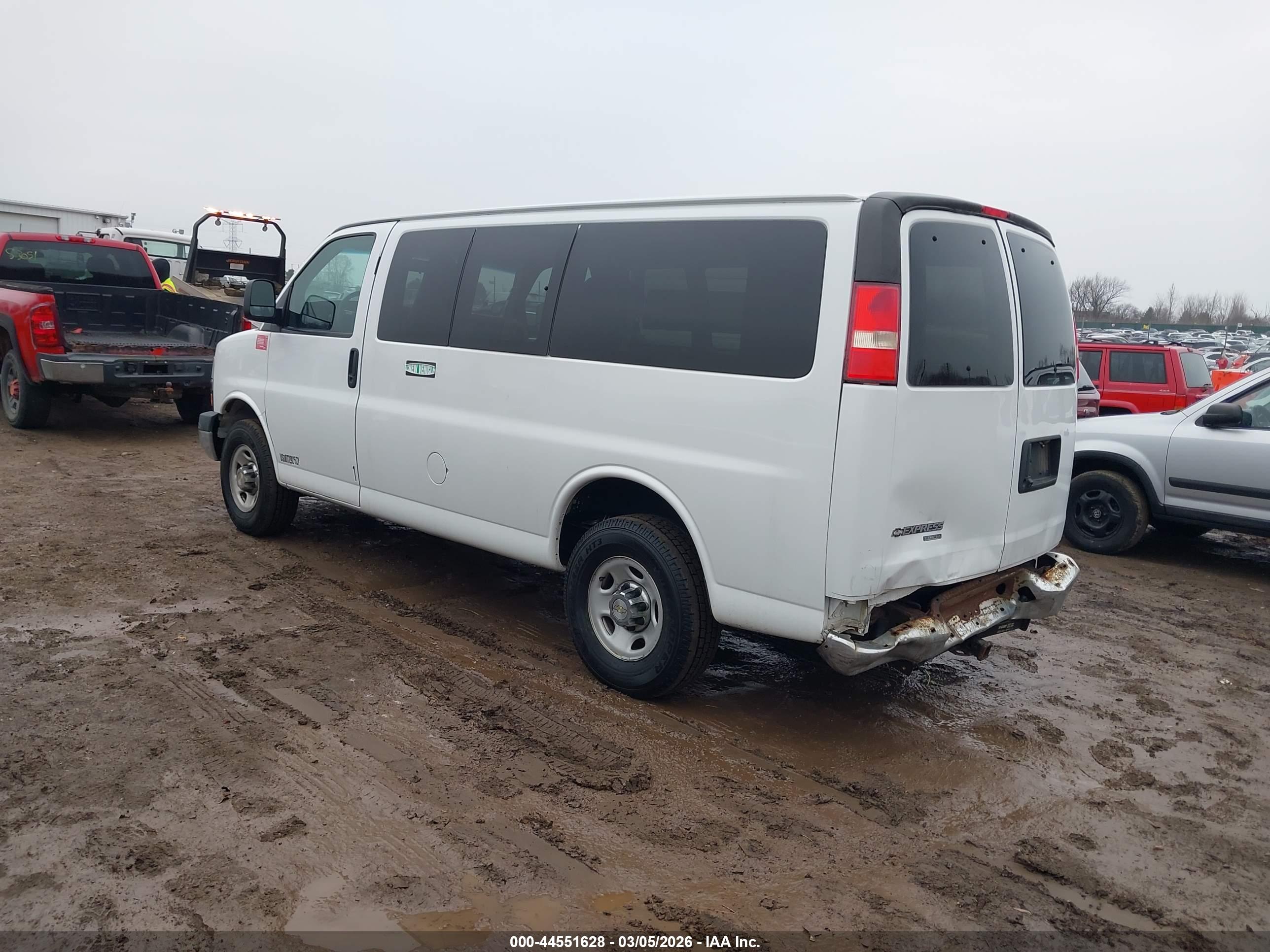 CHEVROLET EXPRESS image 3