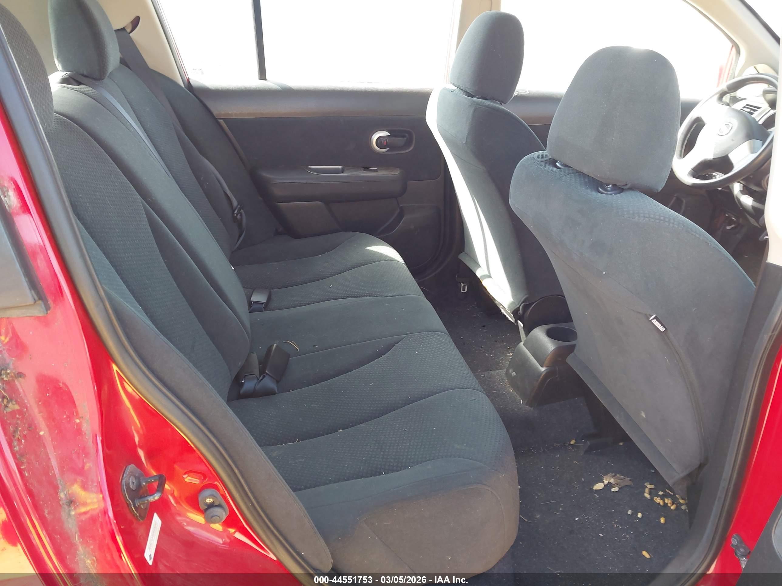 NISSAN VERSA image 8