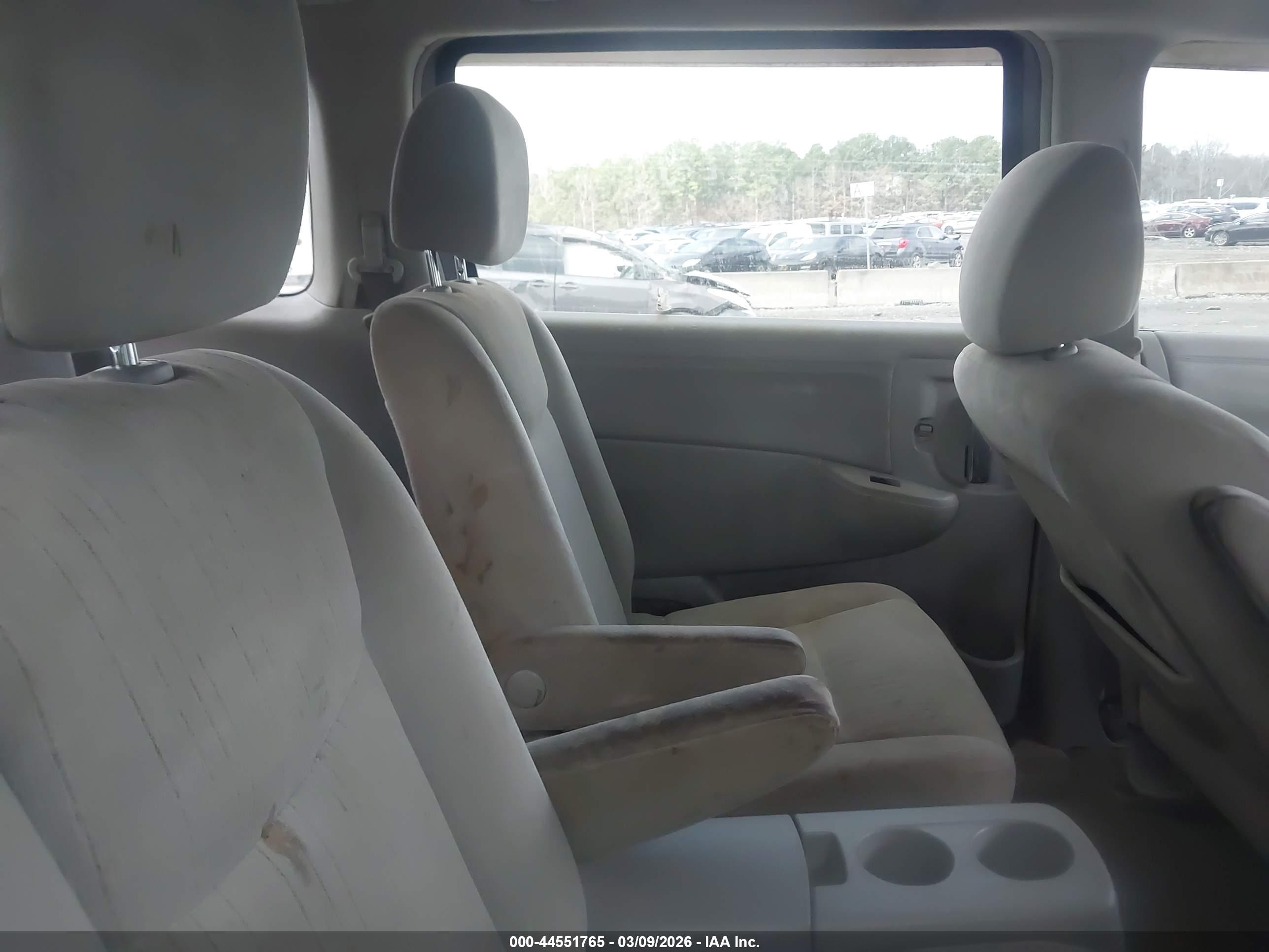 NISSAN QUEST image 8