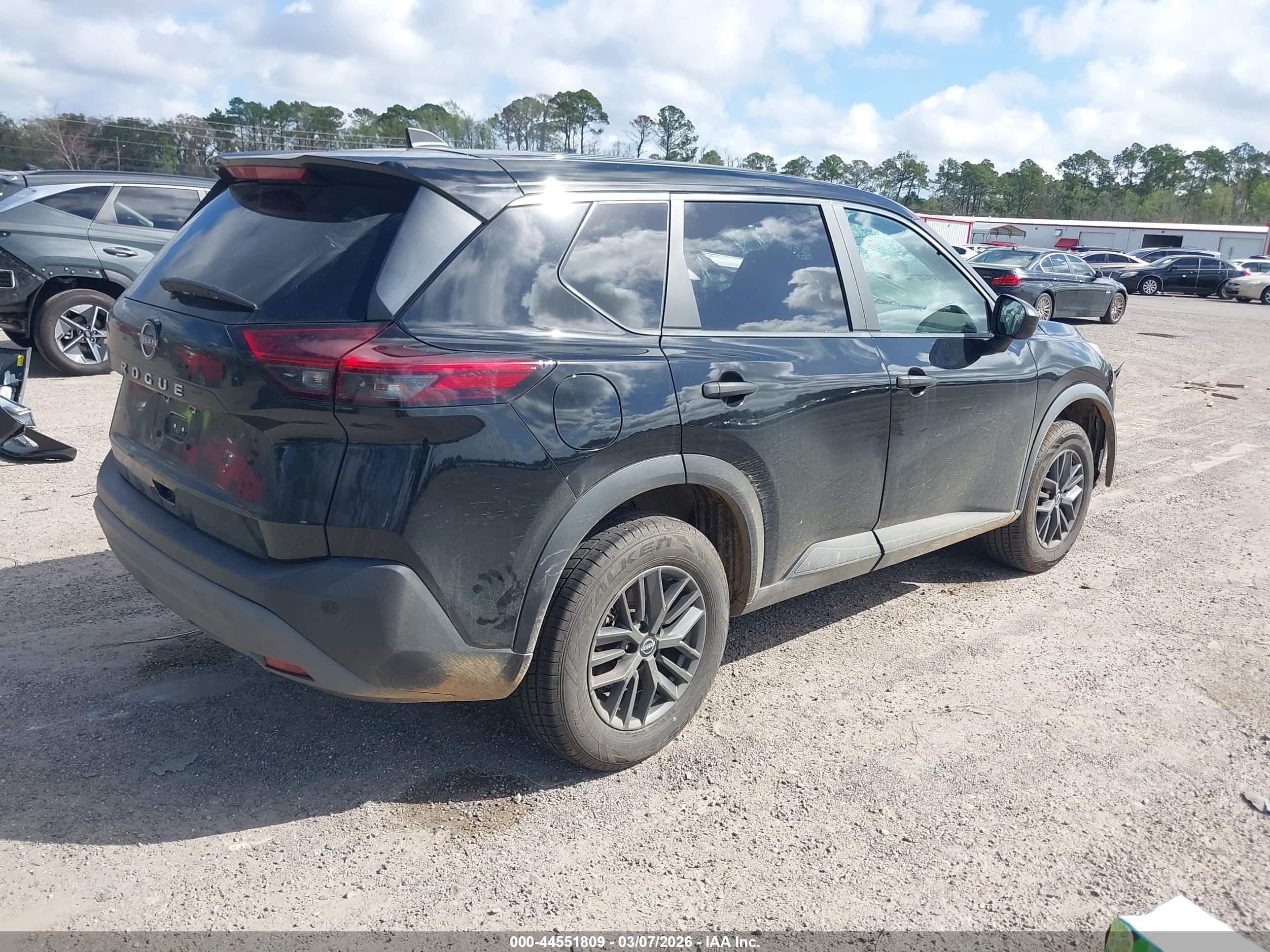 NISSAN ROGUE image 4