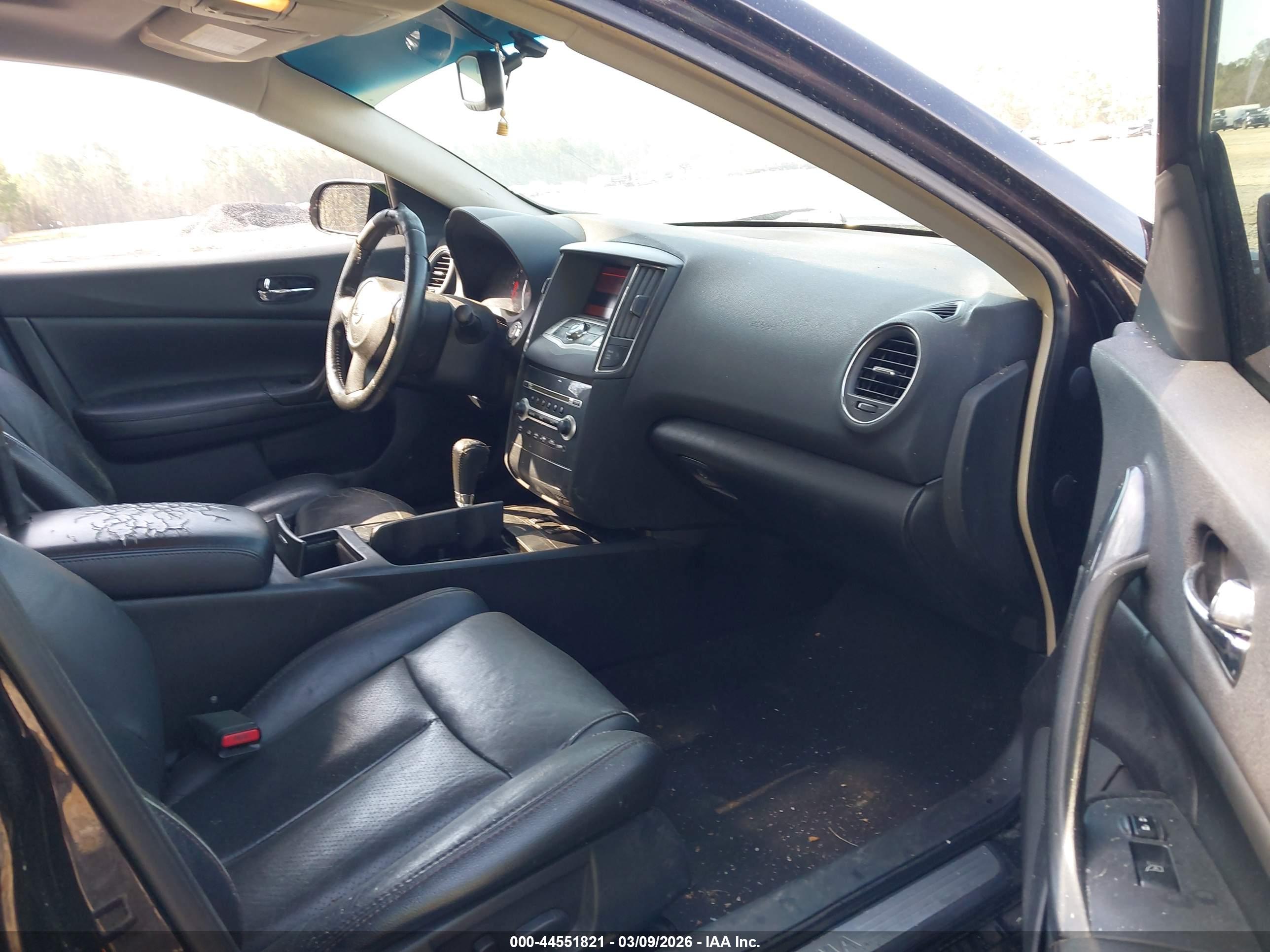 NISSAN MAXIMA image 5