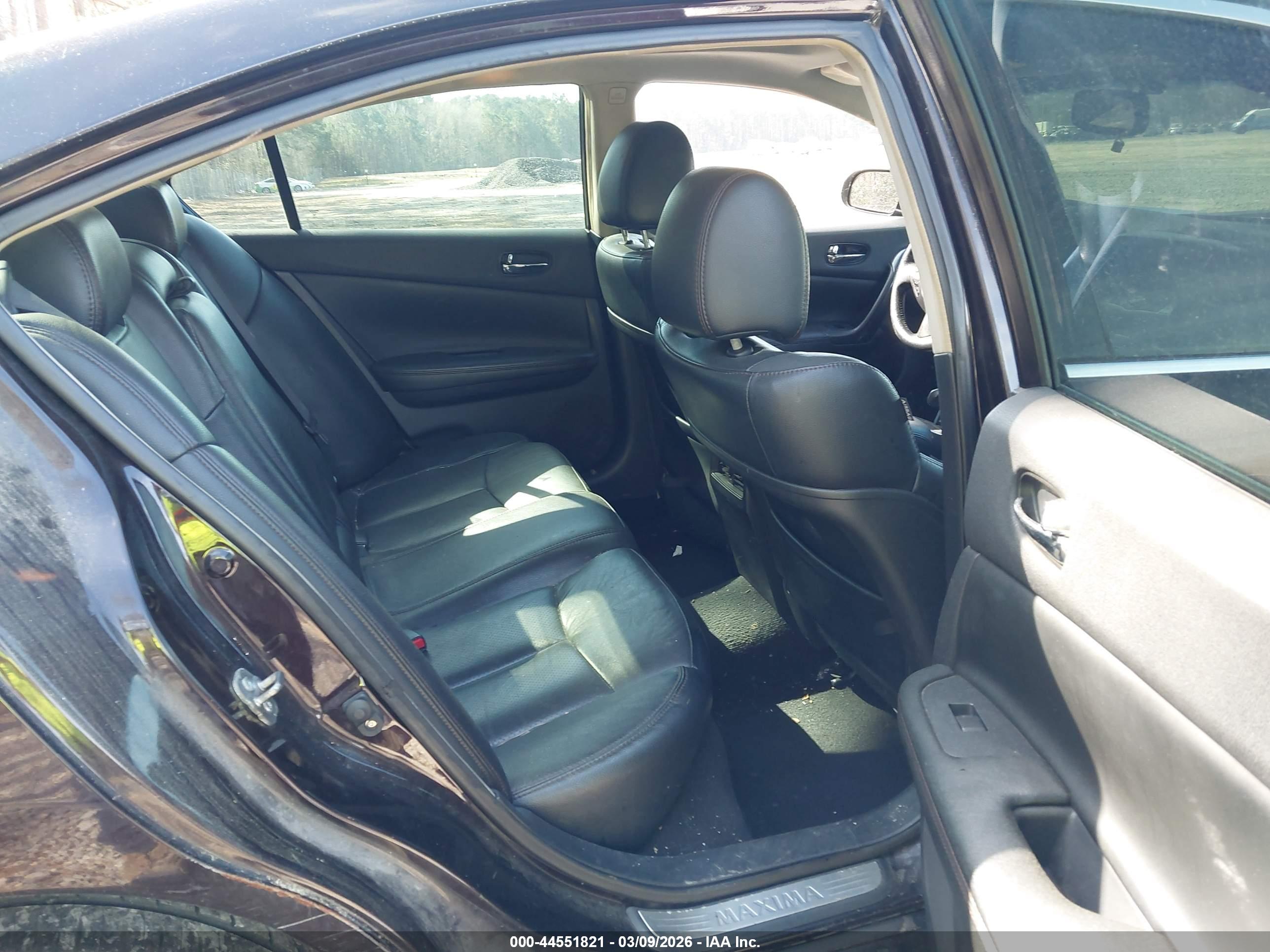 NISSAN MAXIMA image 8