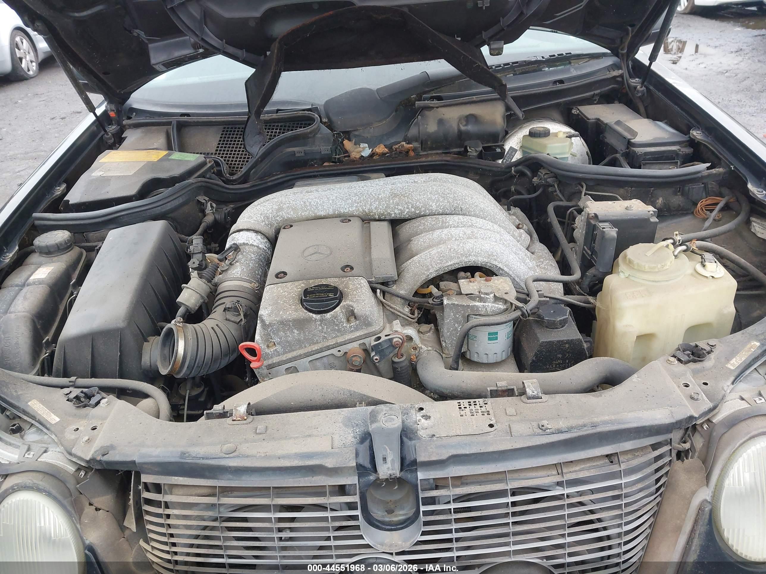 MERCEDES-BENZ E image 10