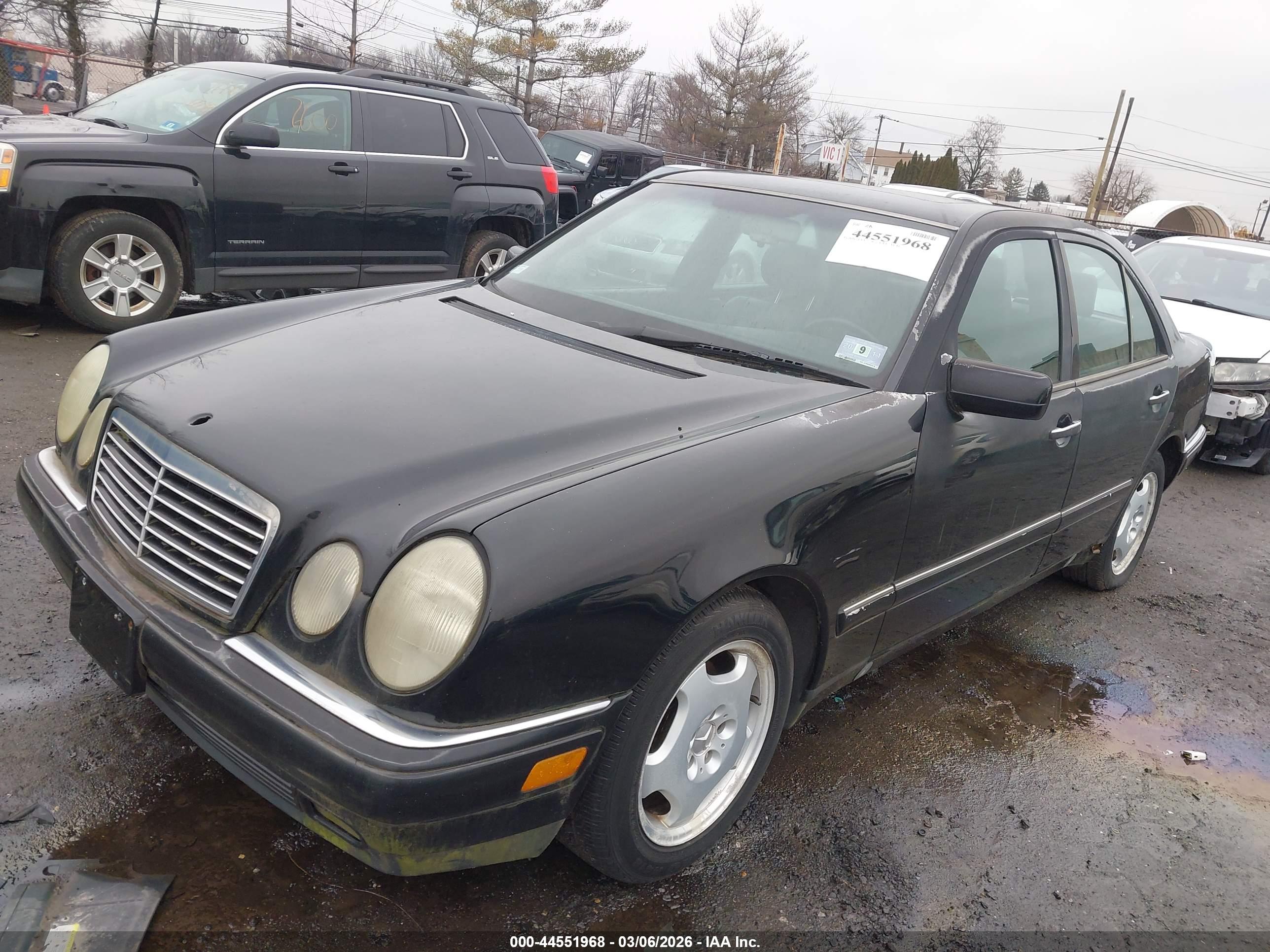 MERCEDES-BENZ E image 2