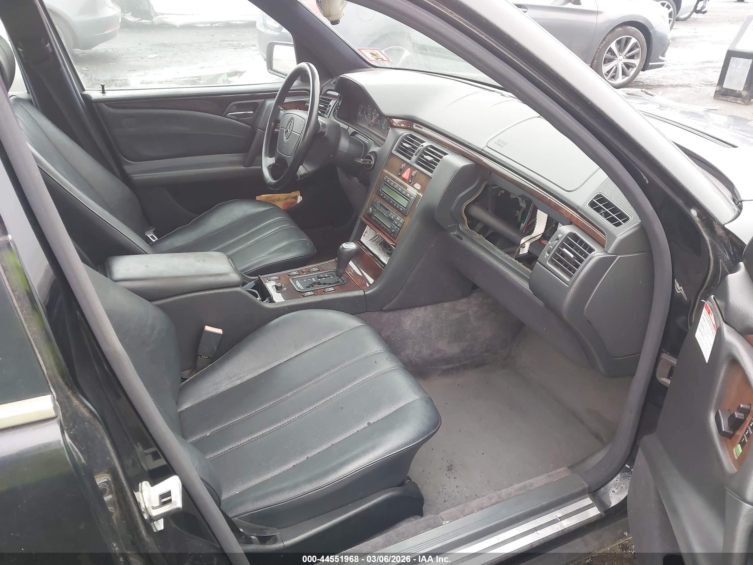 MERCEDES-BENZ E image 5