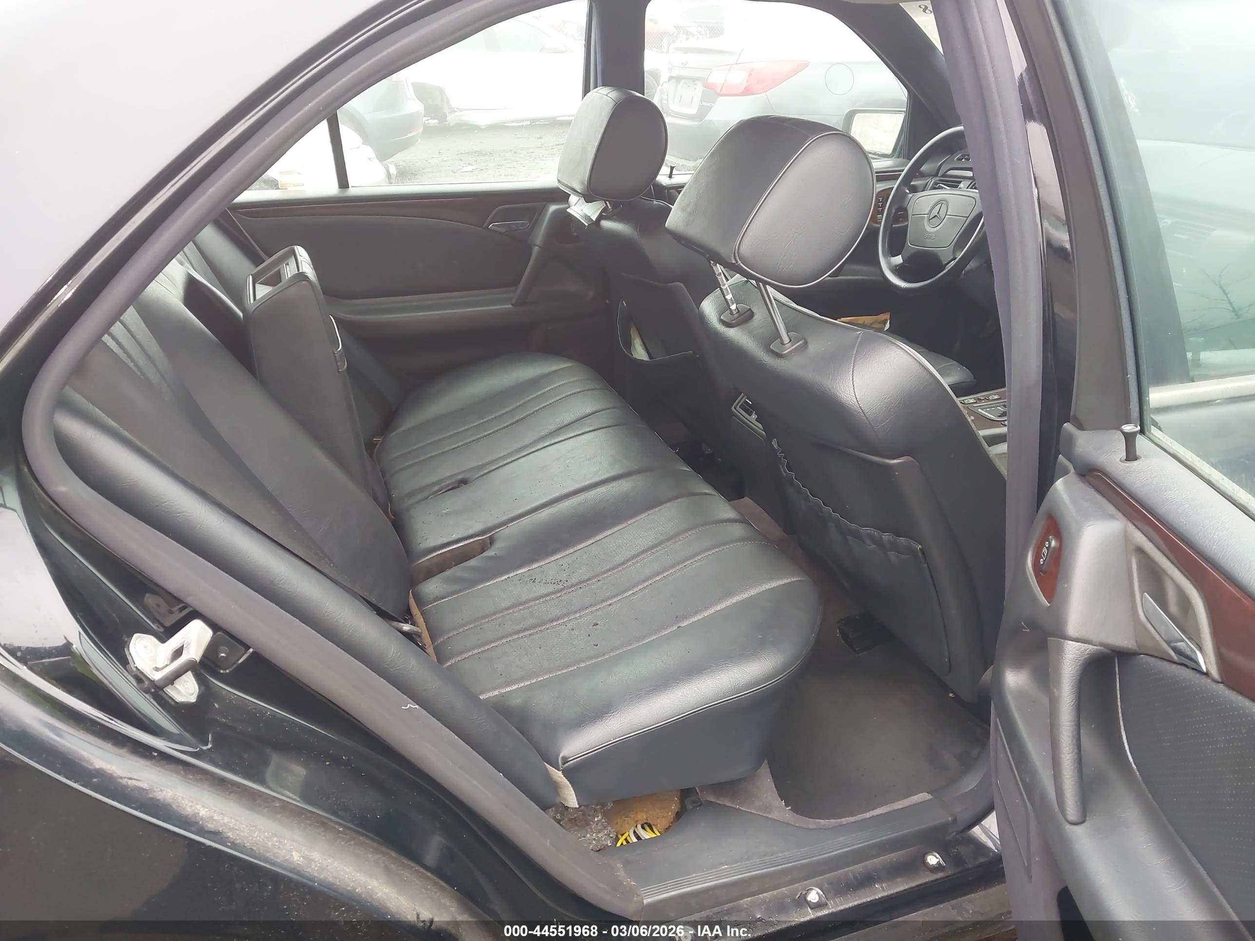 MERCEDES-BENZ E image 8