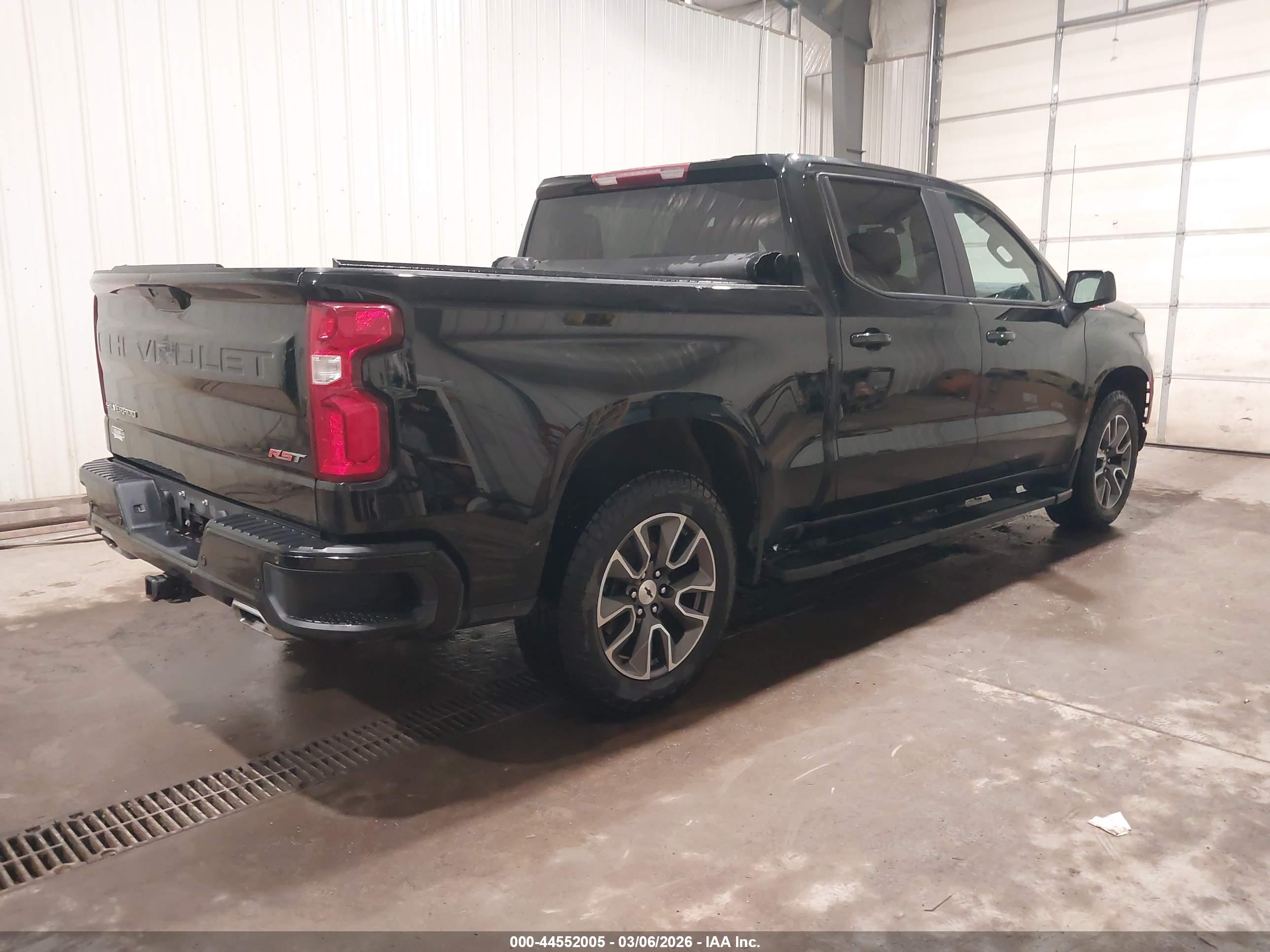 CHEVROLET SILVERADO image 4