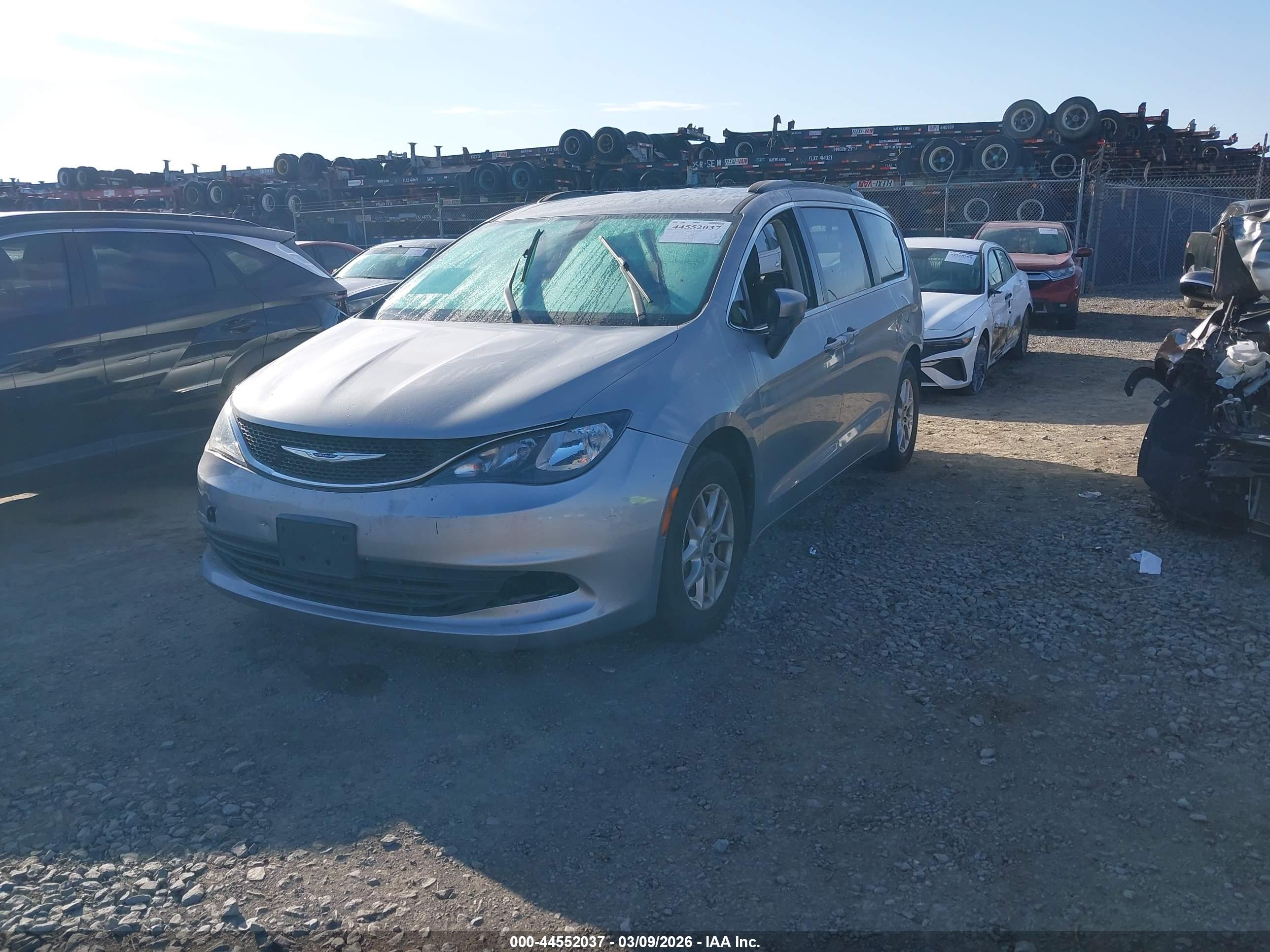 CHRYSLER VOYAGER image 2