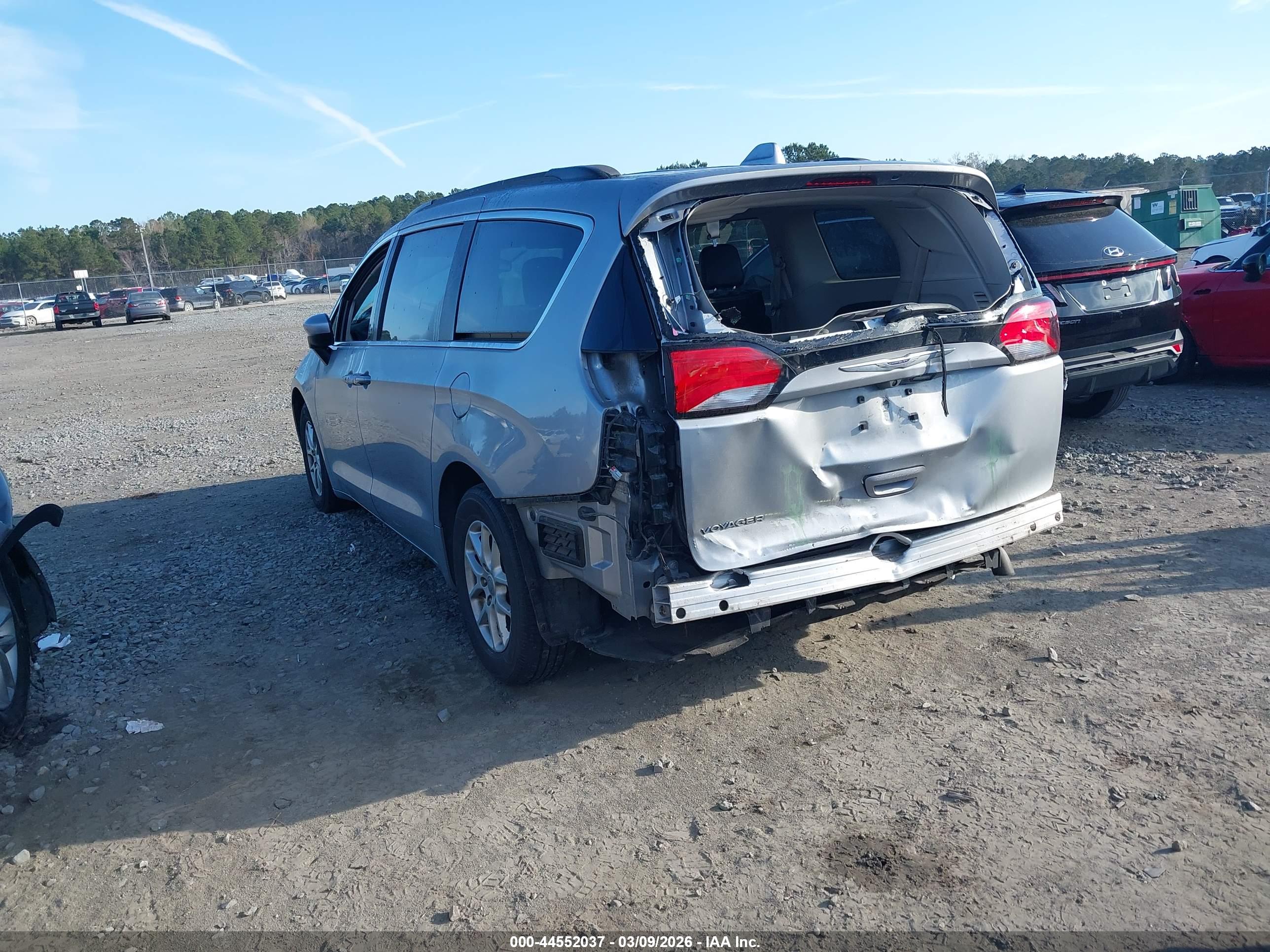 CHRYSLER VOYAGER image 3