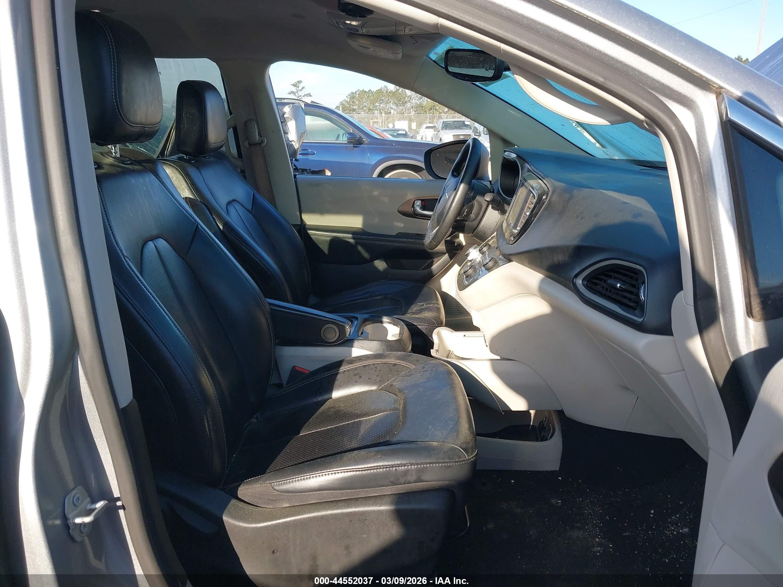 CHRYSLER VOYAGER image 5
