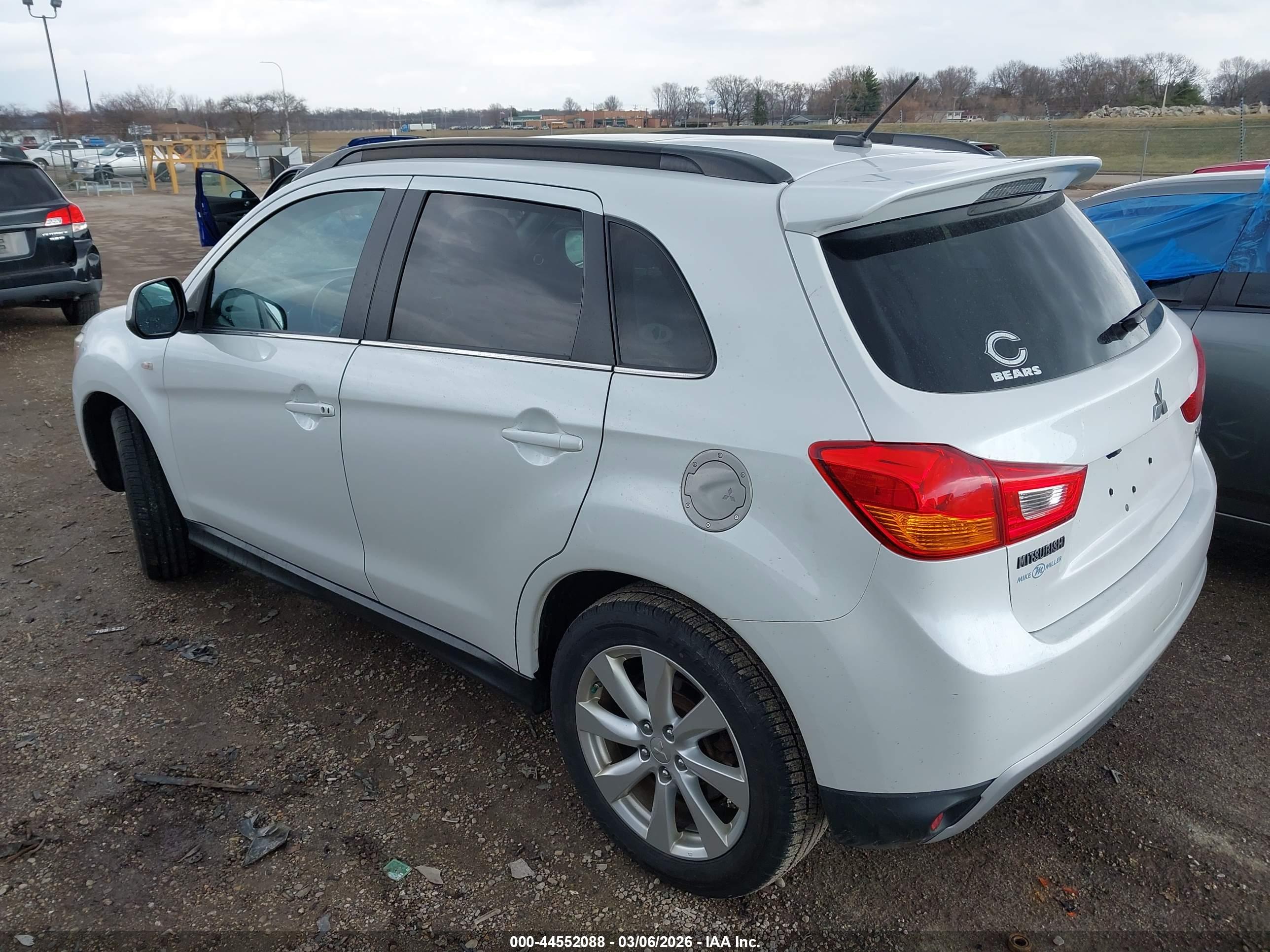 MITSUBISHI OUTLANDER image 3