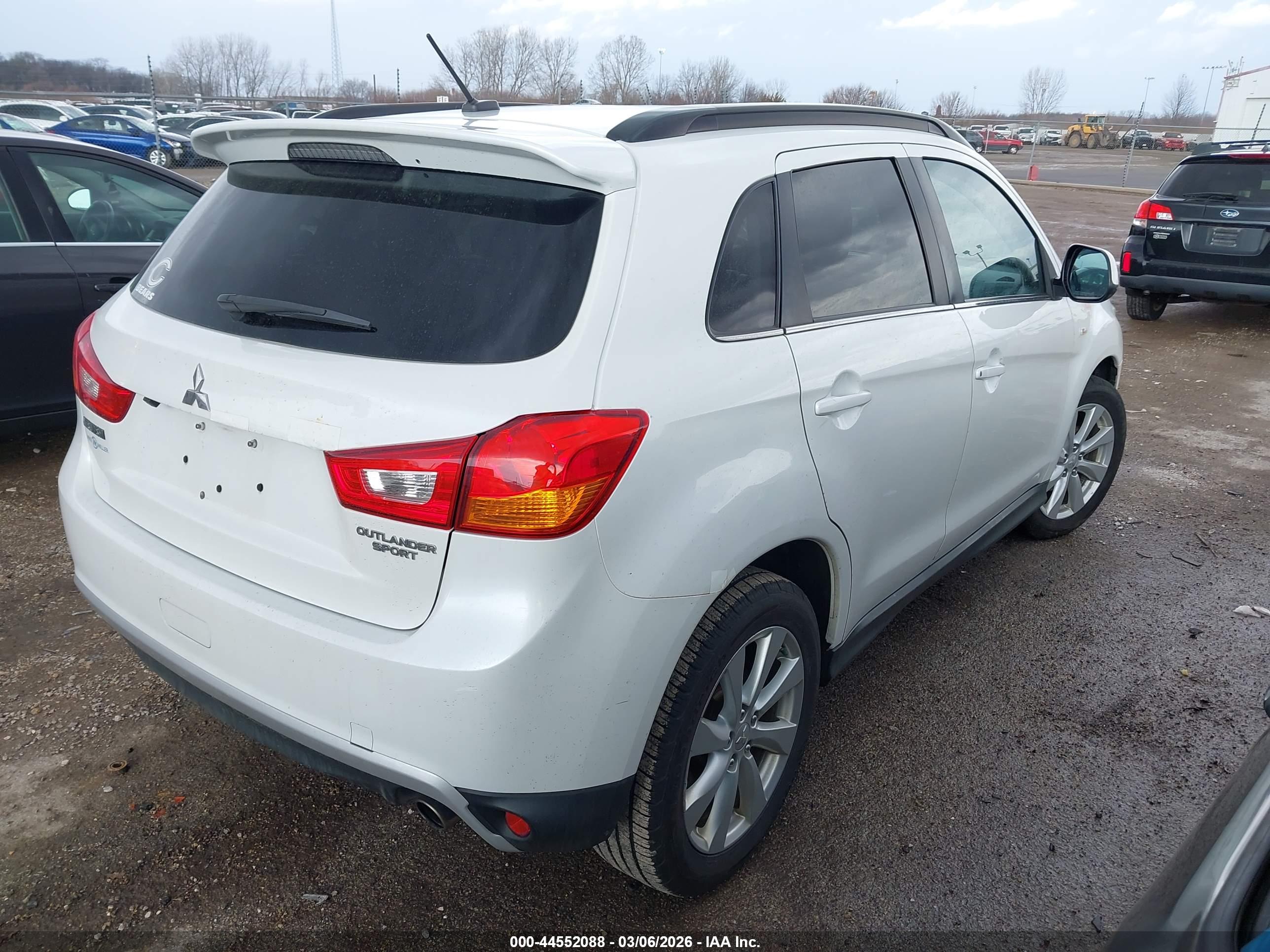 MITSUBISHI OUTLANDER image 4