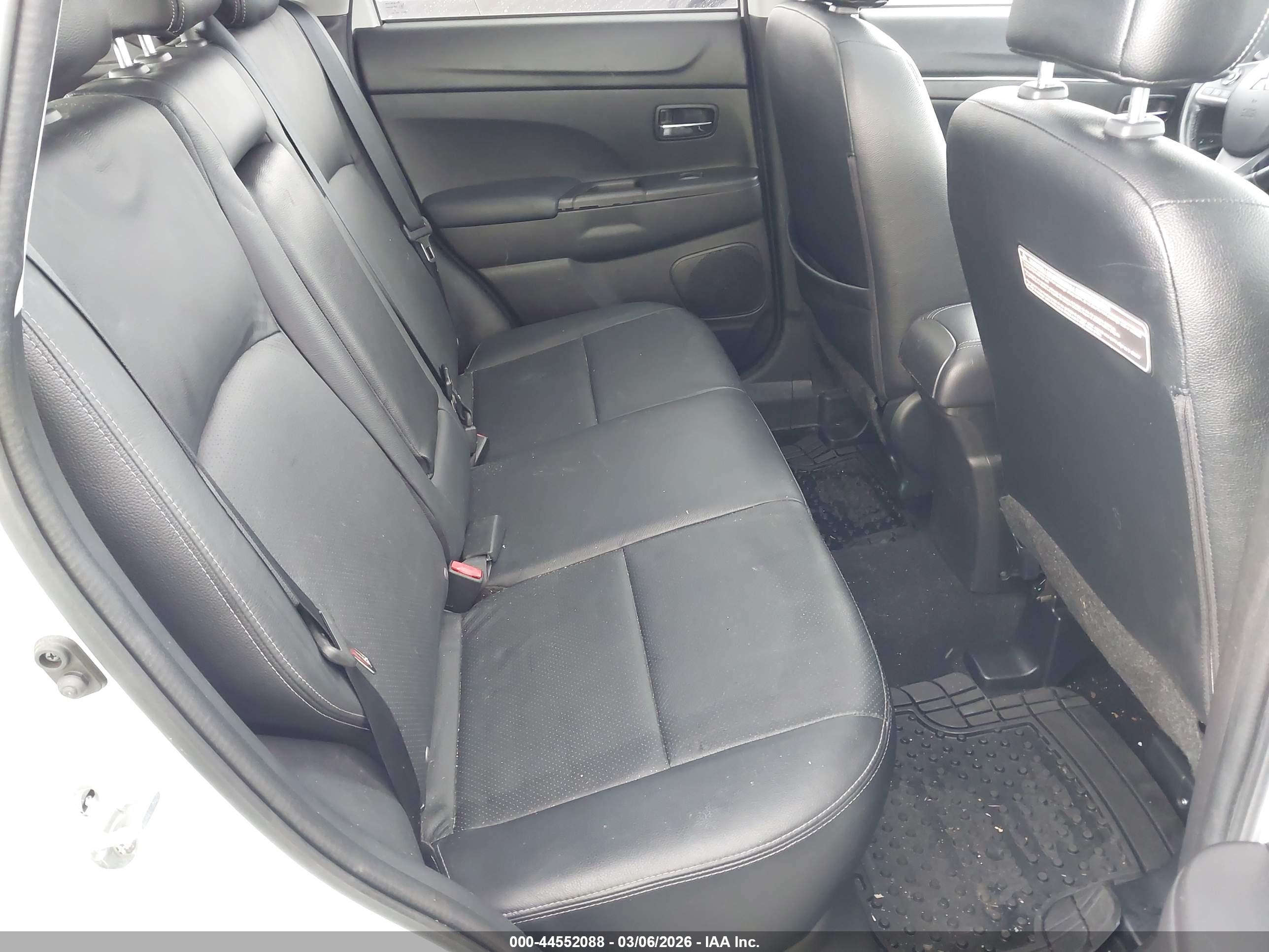 MITSUBISHI OUTLANDER image 8