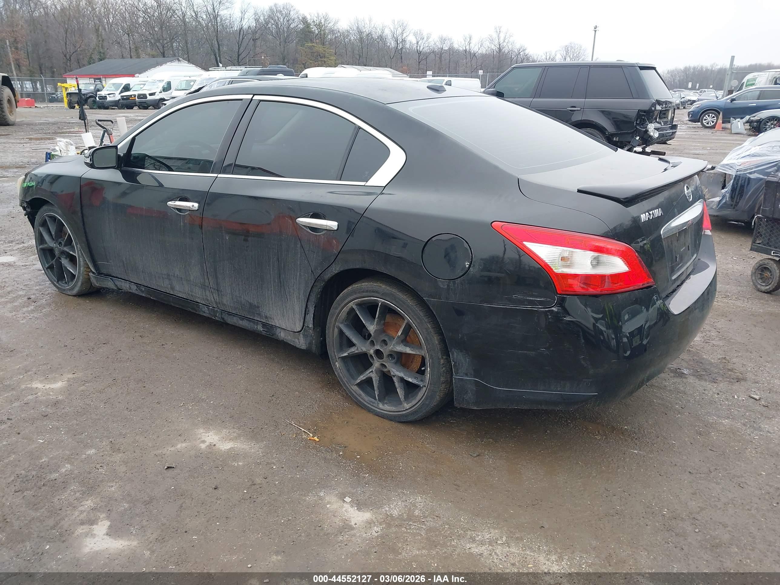 NISSAN MAXIMA image 3