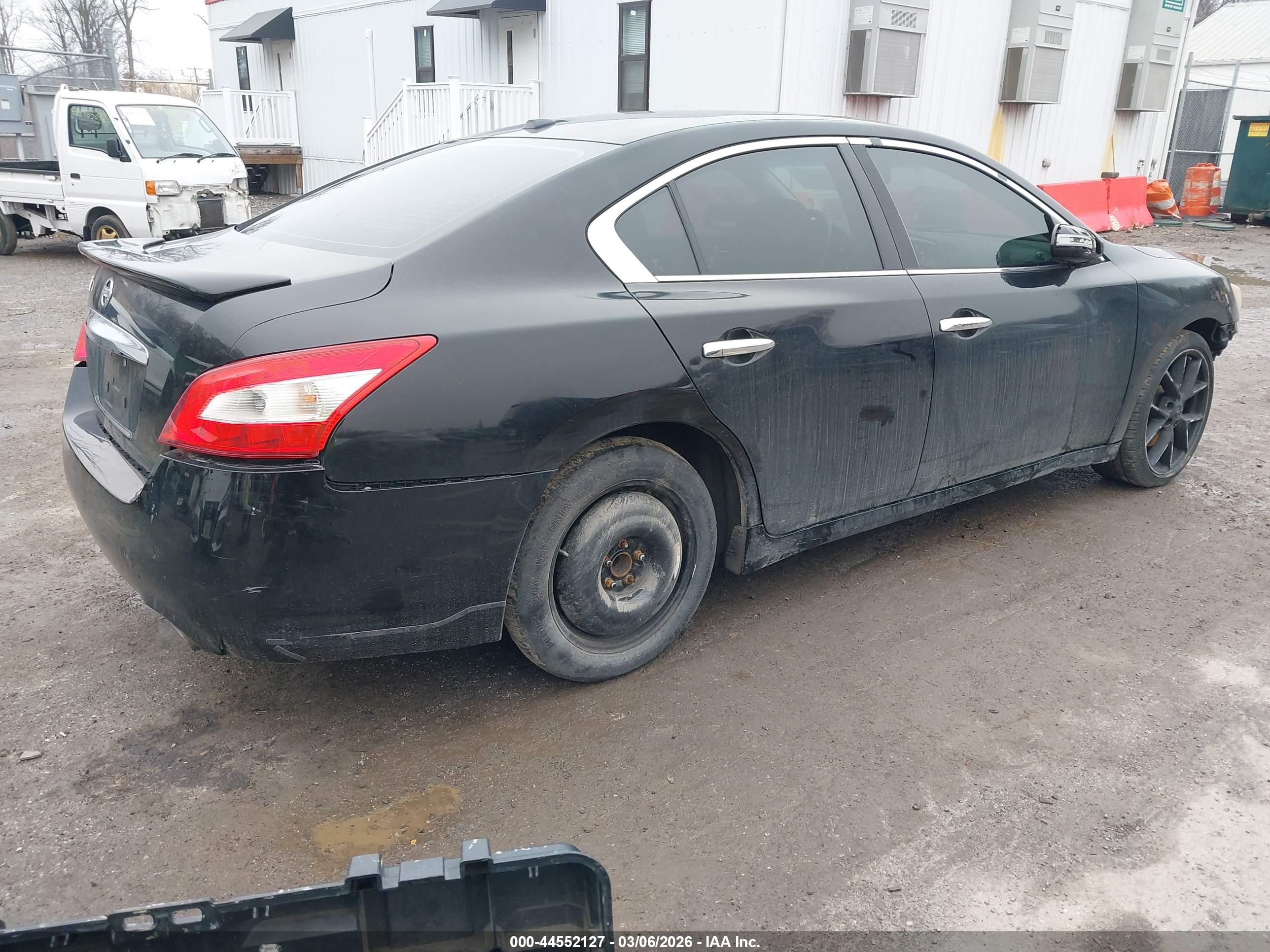 NISSAN MAXIMA image 4