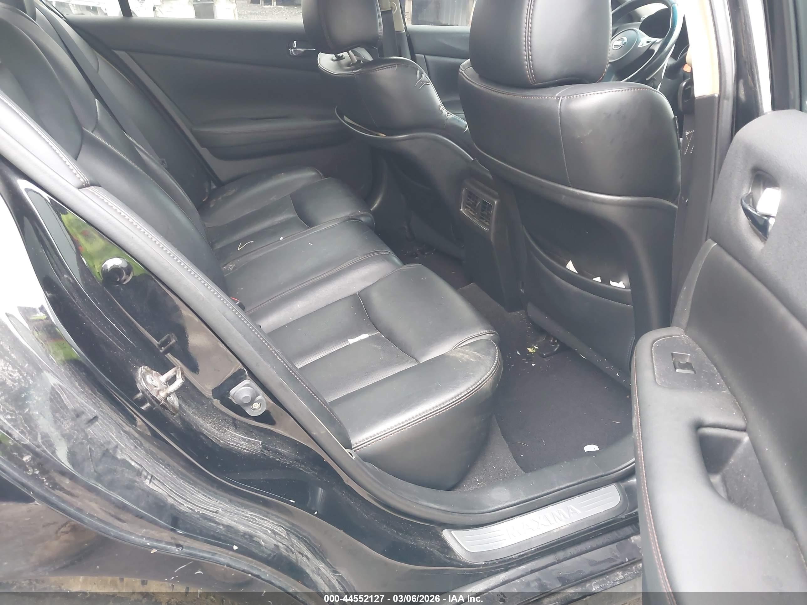 NISSAN MAXIMA image 8