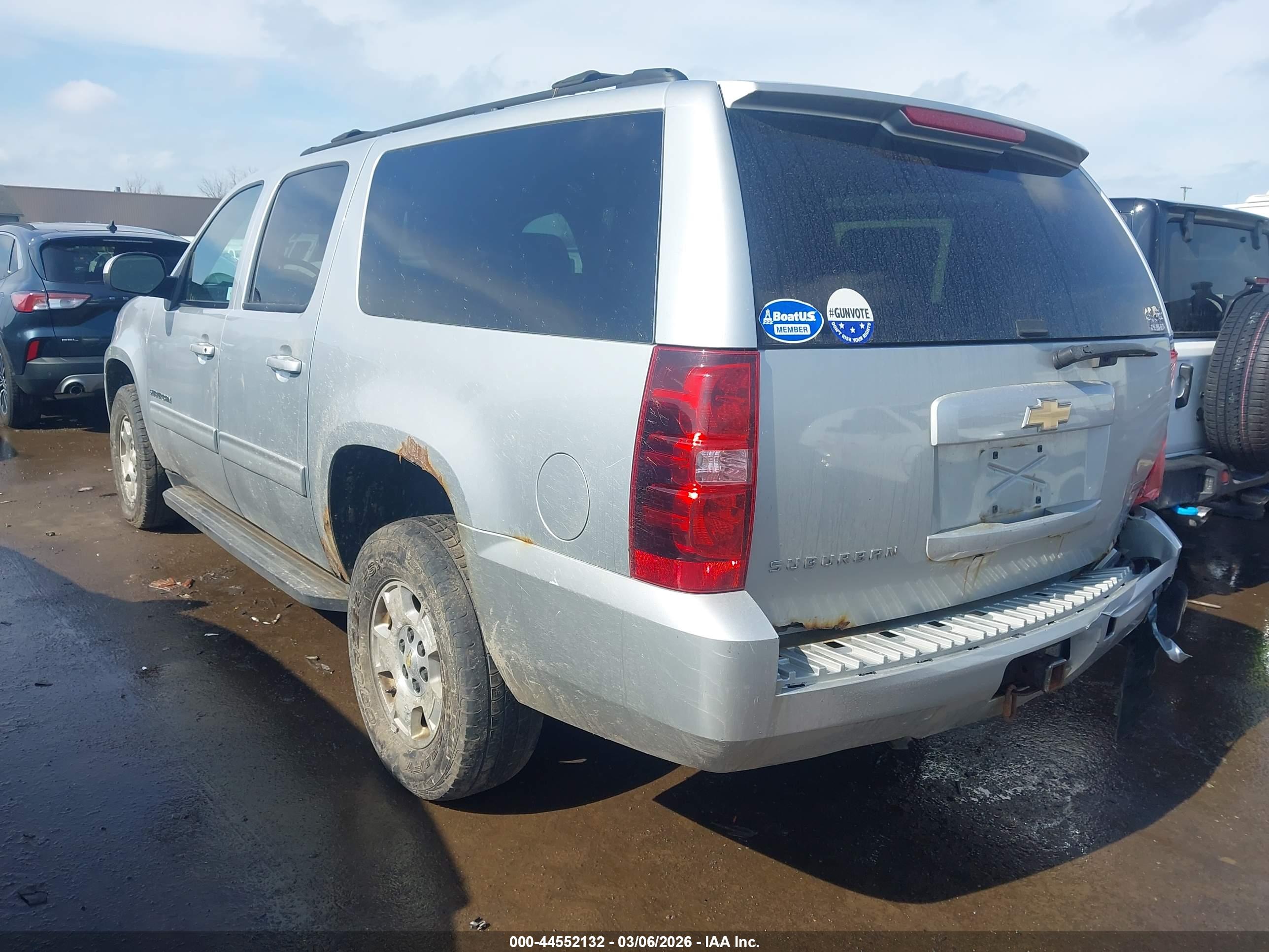 CHEVROLET SUBURBAN image 3