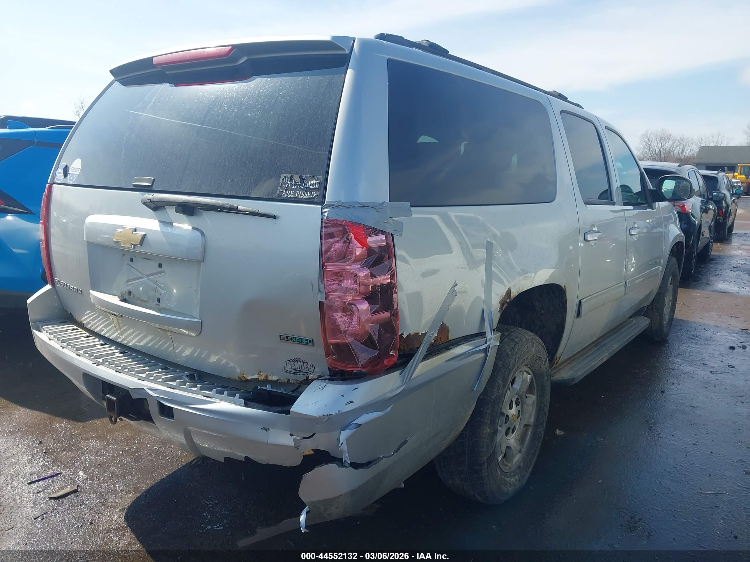 CHEVROLET SUBURBAN image 4