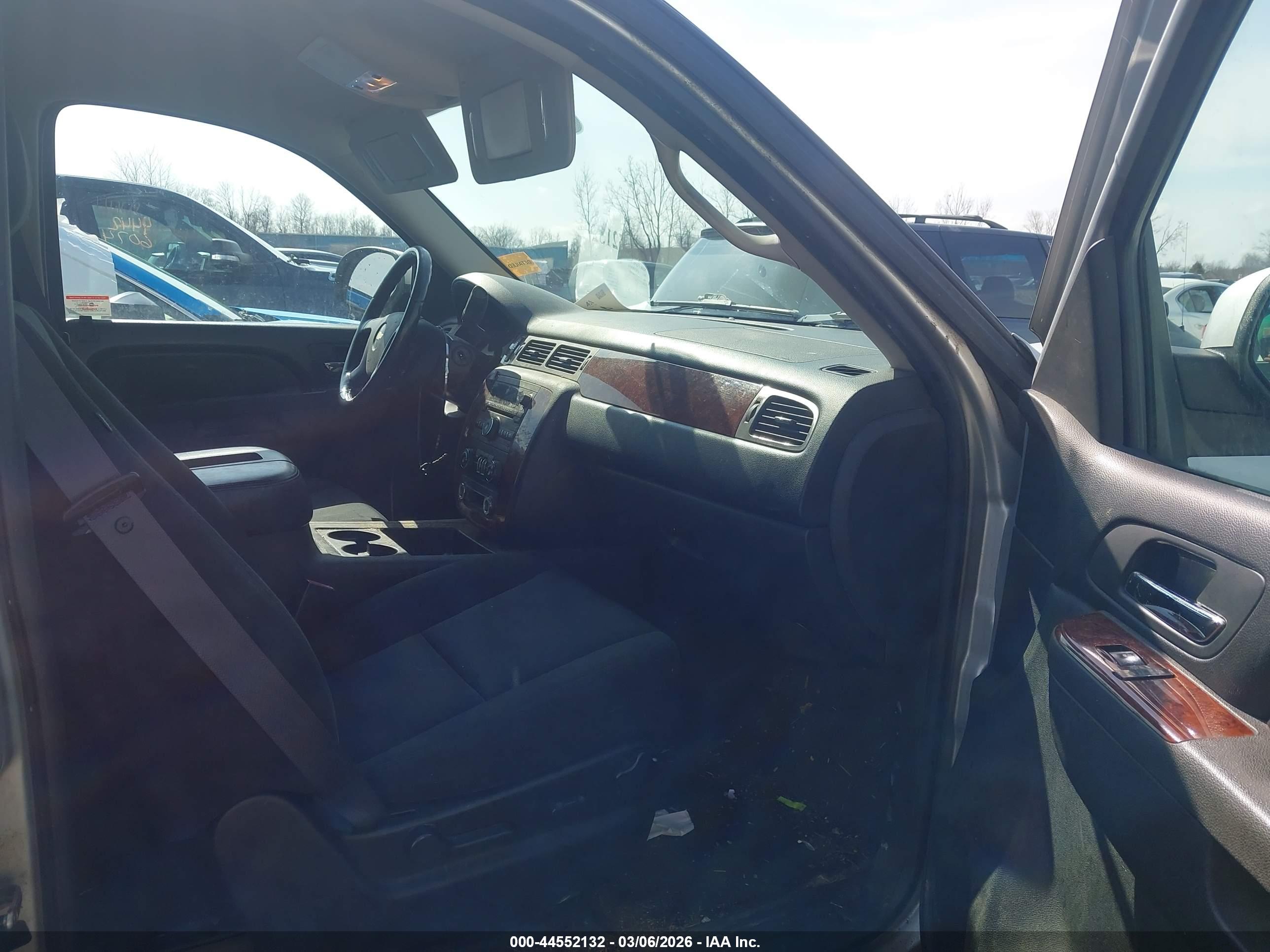 CHEVROLET SUBURBAN image 5
