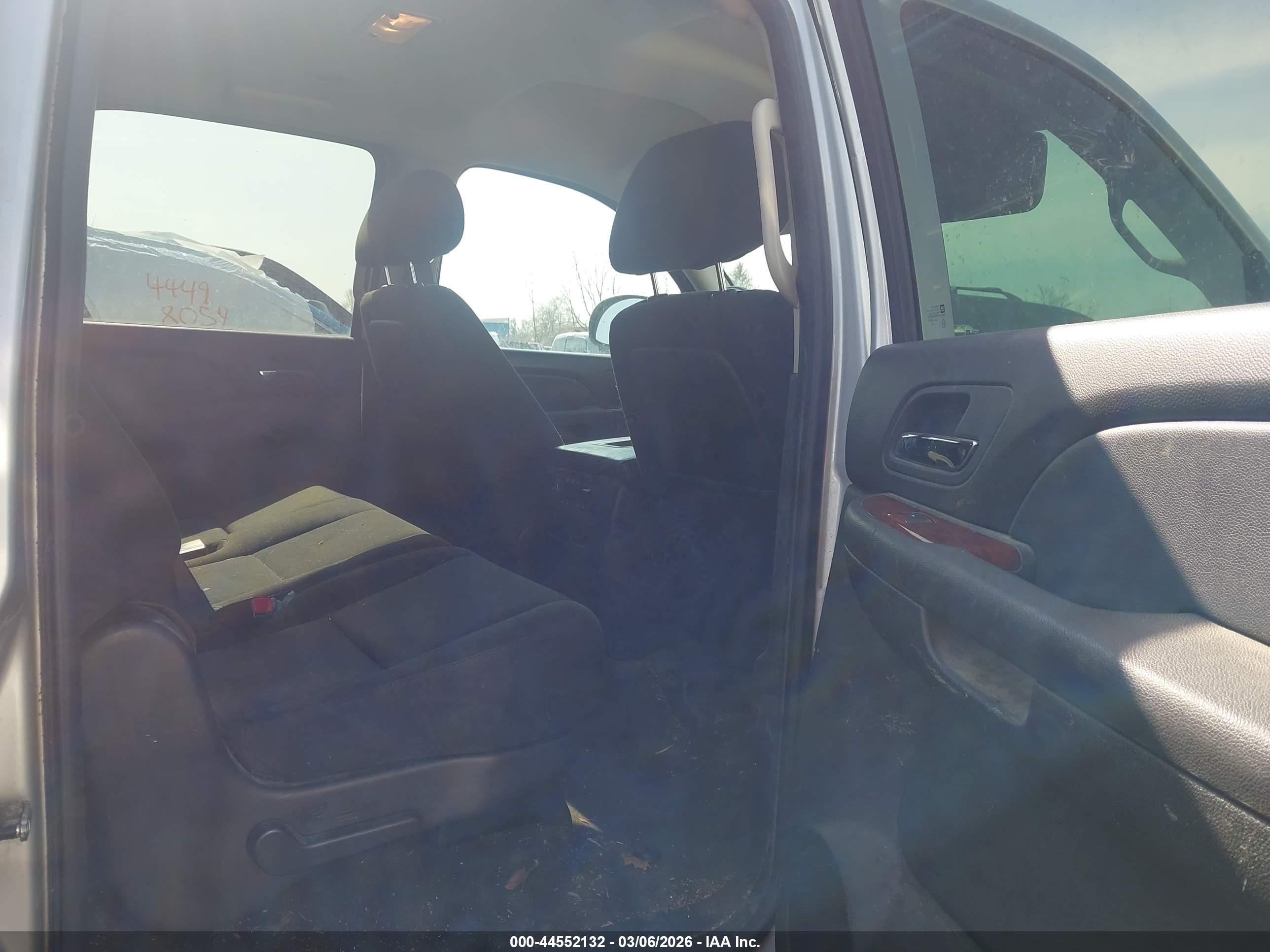 CHEVROLET SUBURBAN image 8