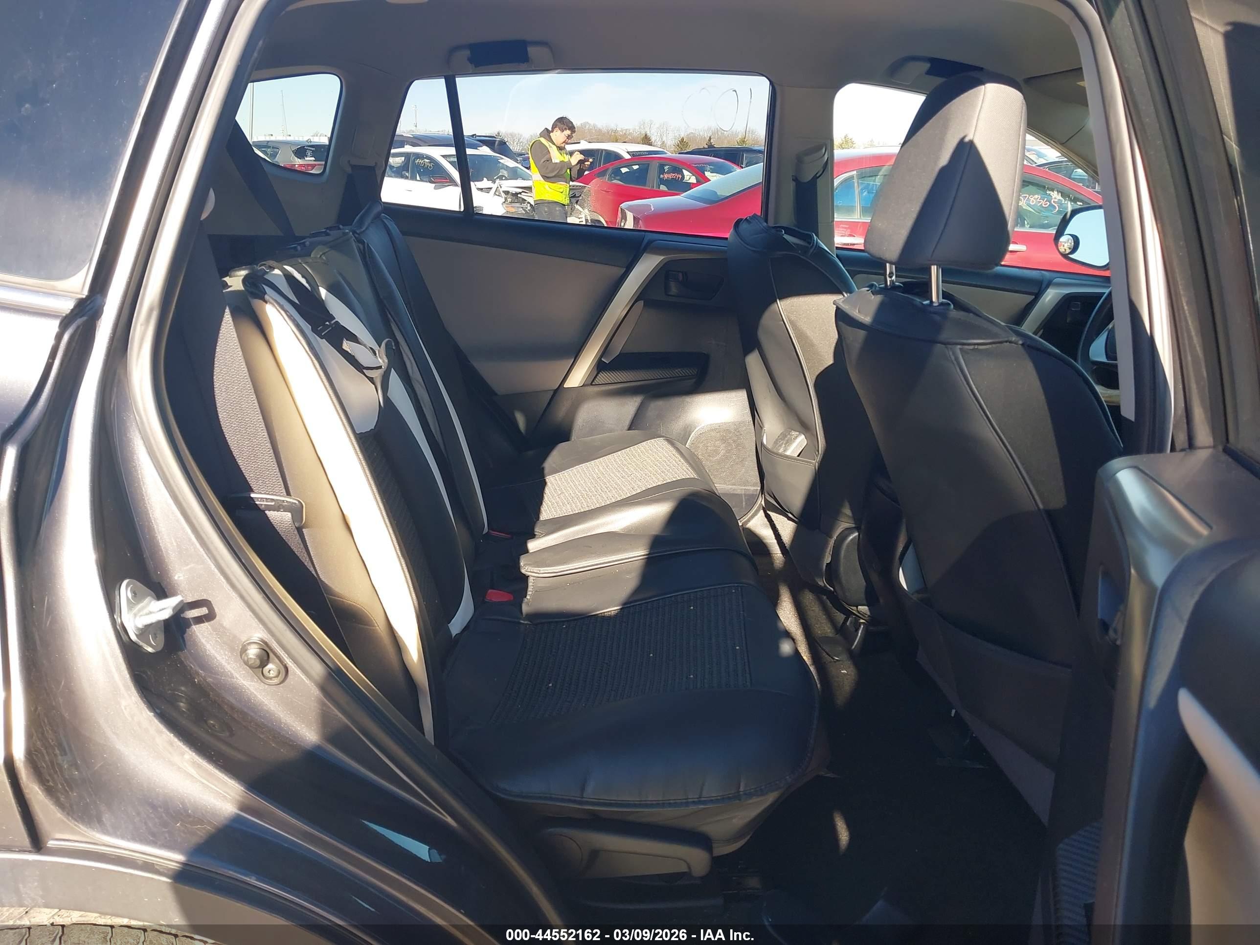 TOYOTA RAV4 image 8