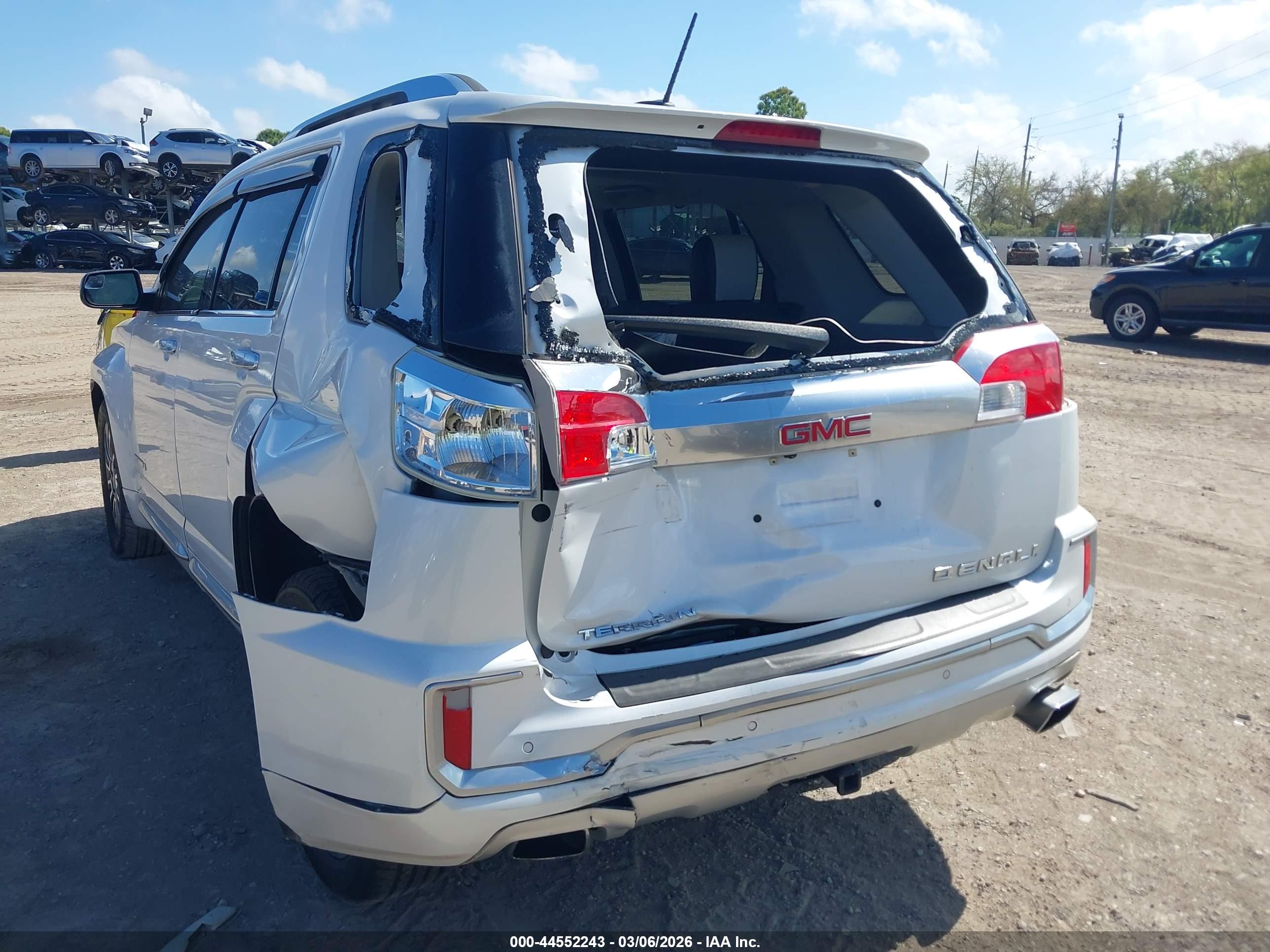 GMC TERRAIN image 6