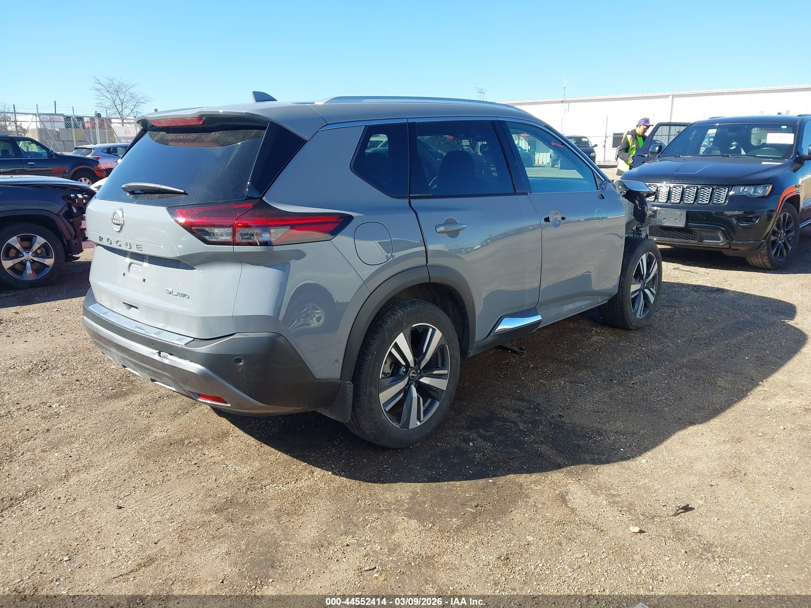NISSAN ROGUE image 4