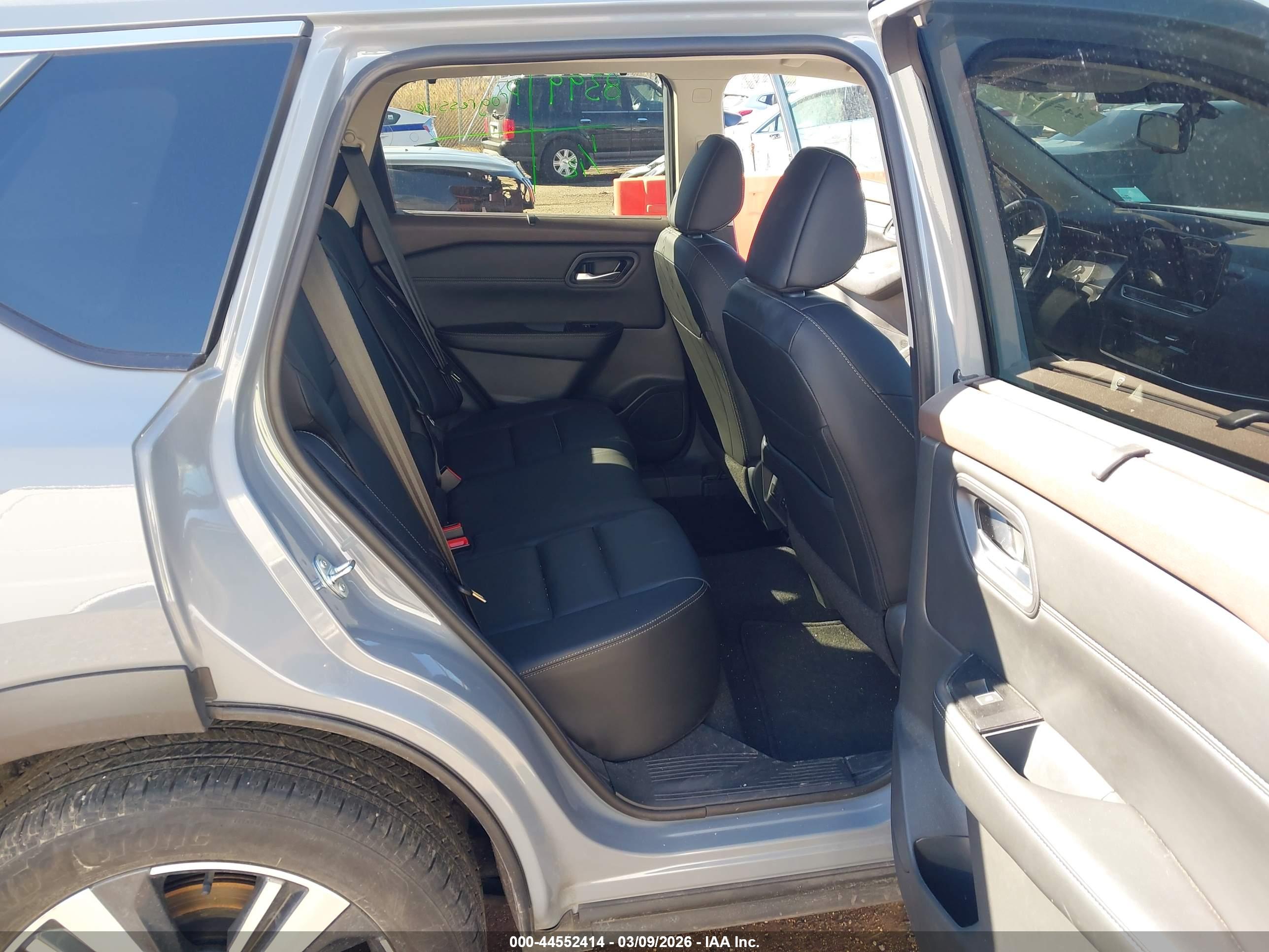 NISSAN ROGUE image 8