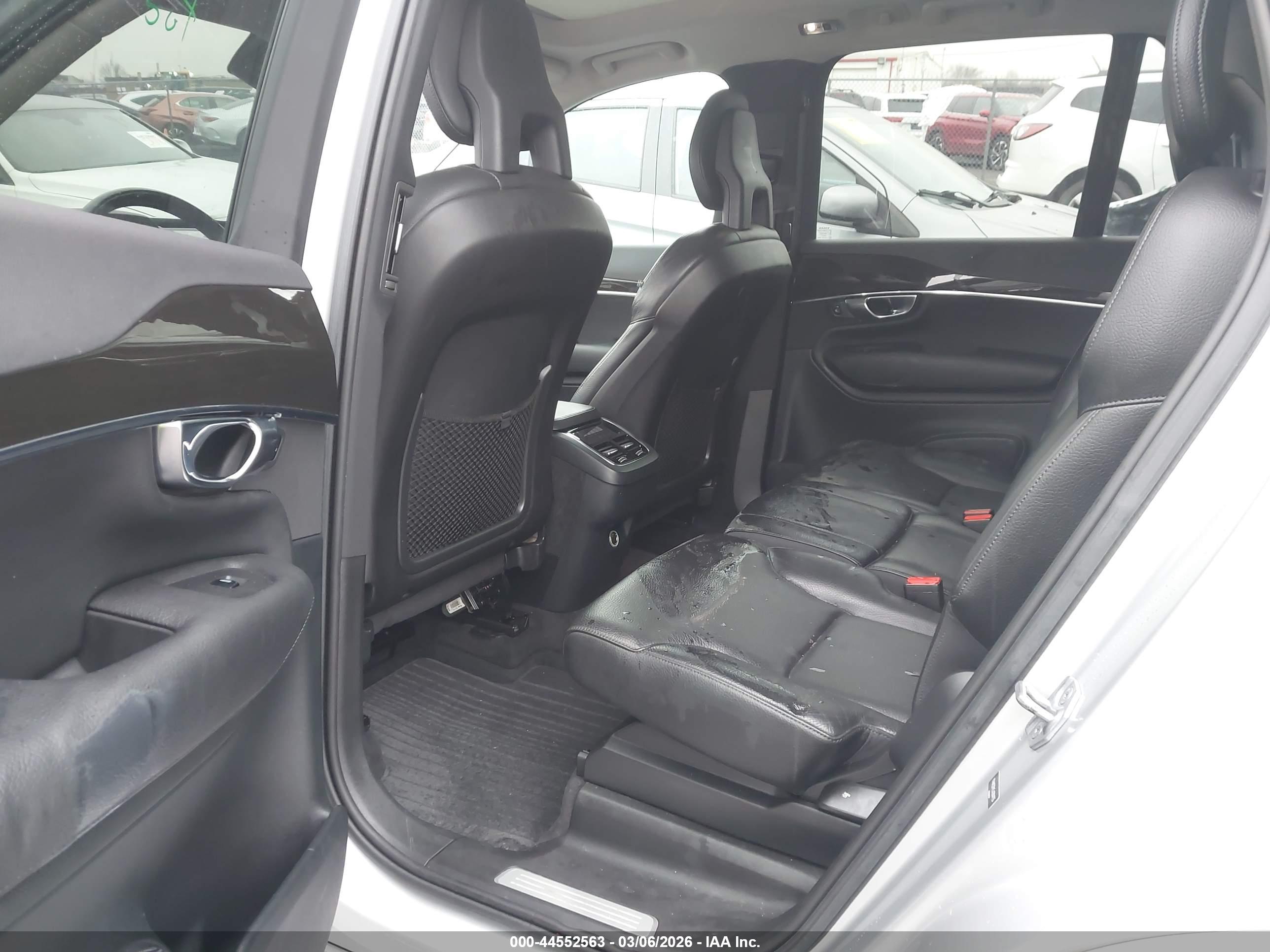 VOLVO XC90 image 8