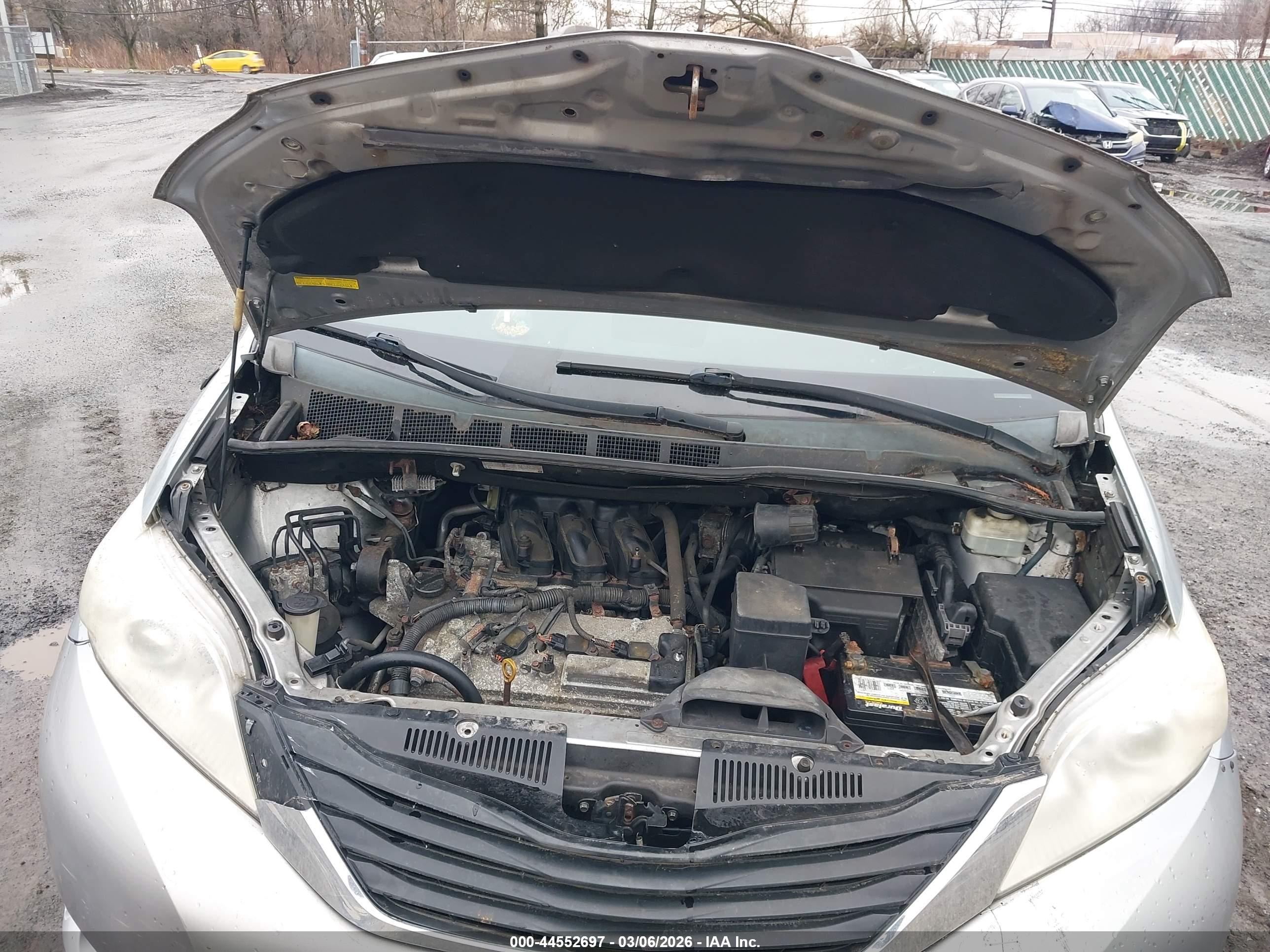 TOYOTA SIENNA image 10