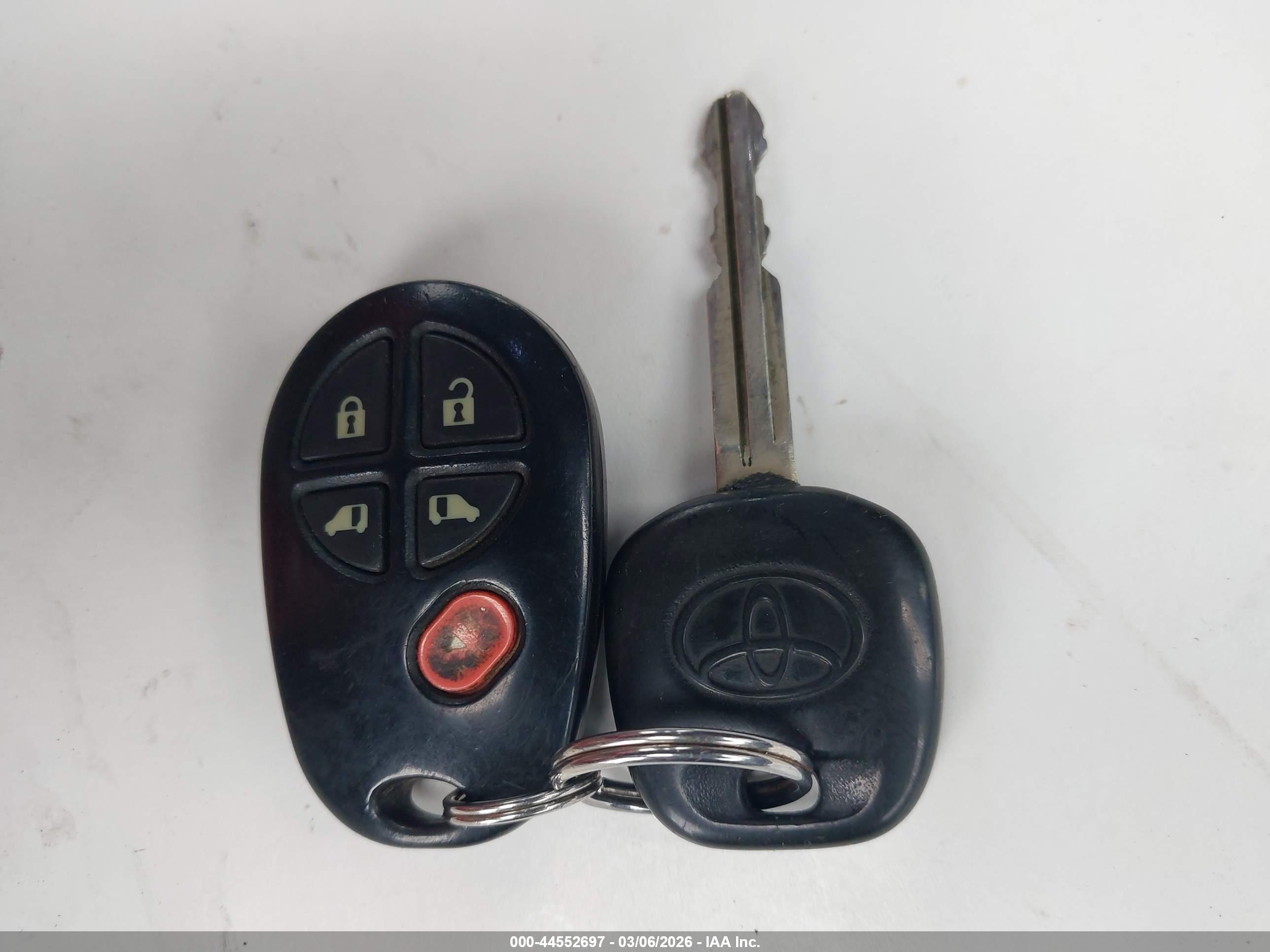 TOYOTA SIENNA image 11