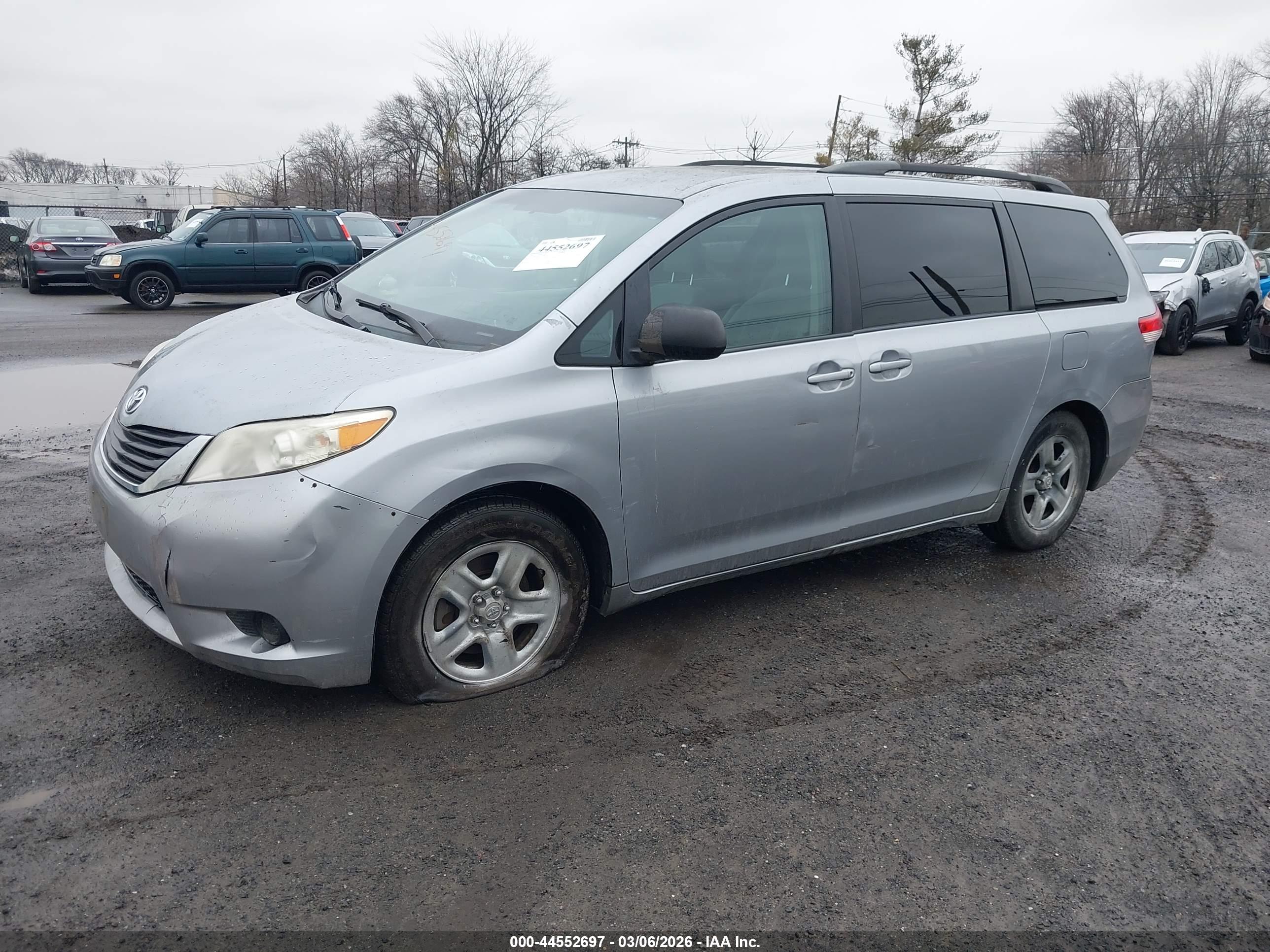 TOYOTA SIENNA image 2