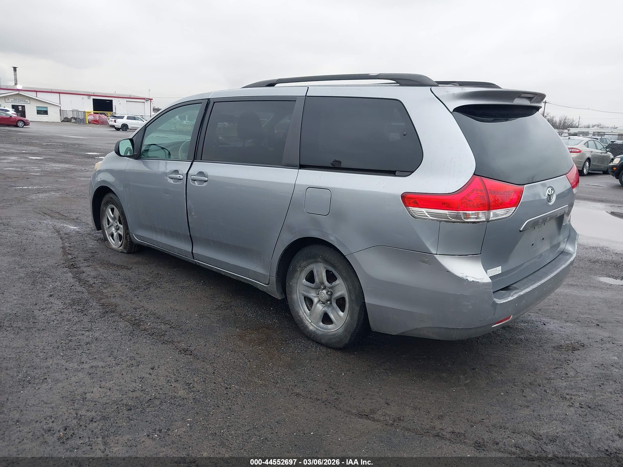 TOYOTA SIENNA image 3